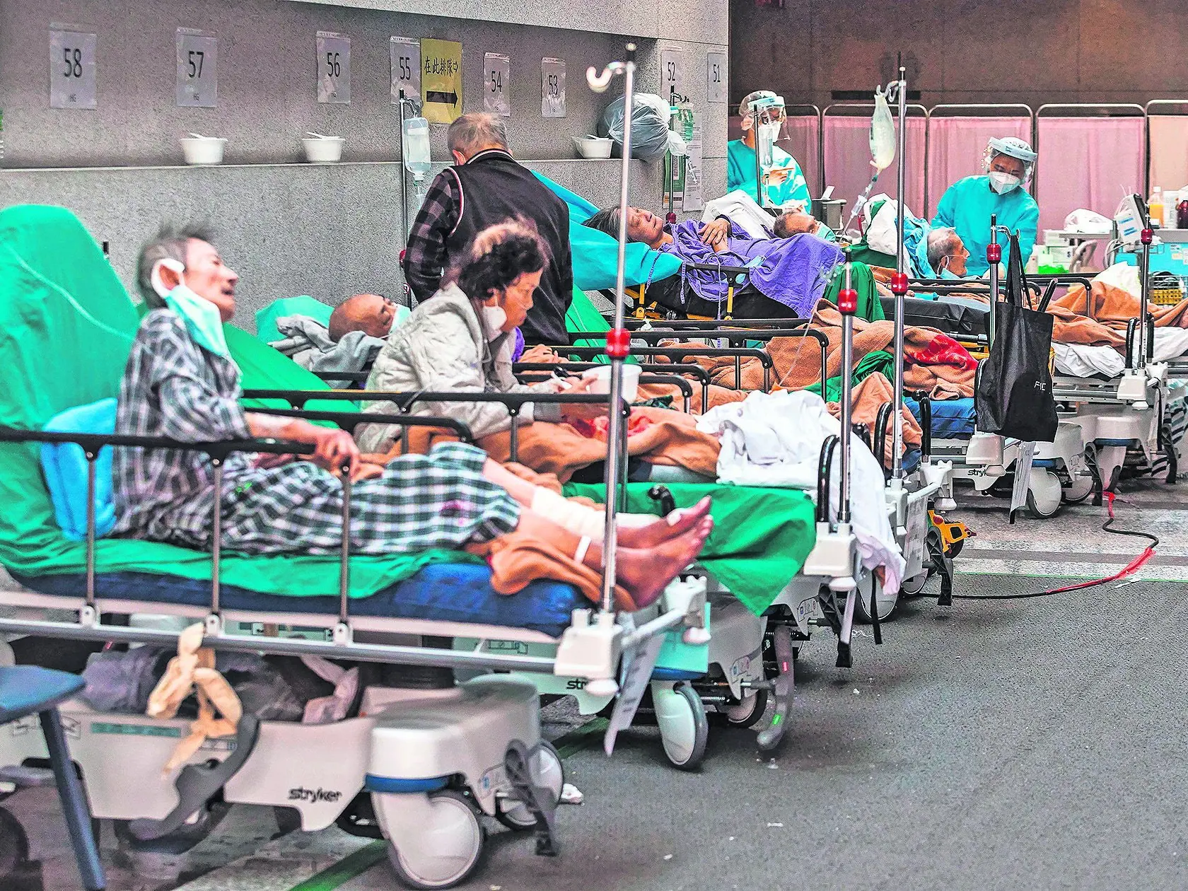 Nemocnice v Hong Kongu sú preplnené, ľudia sú aj na chodbách. Rovnako ako Čína dopláca na nulovú toleranciu covidu, prekonalo ho málo ľudí. Za zlú situáciu môže aj nízka očkovanosť seniorov či menej účinné vakcíny.