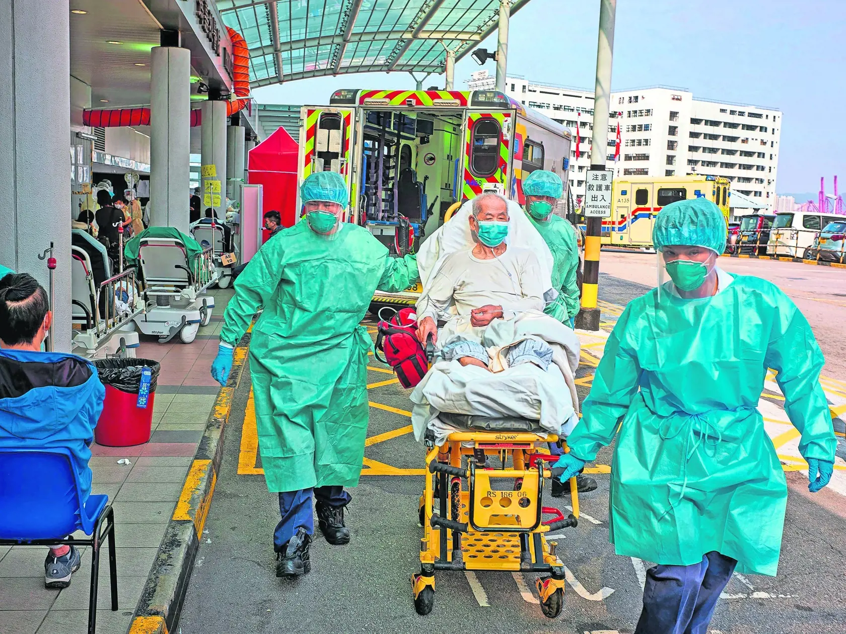 Nemocnice v Hong Kongu sú preplnené, ľudia sú aj na chodbách. Rovnako ako Čína dopláca na nulovú toleranciu covidu, prekonalo ho málo ľudí. Za zlú situáciu môže aj nízka očkovanosť seniorov či menej účinné vakcíny.