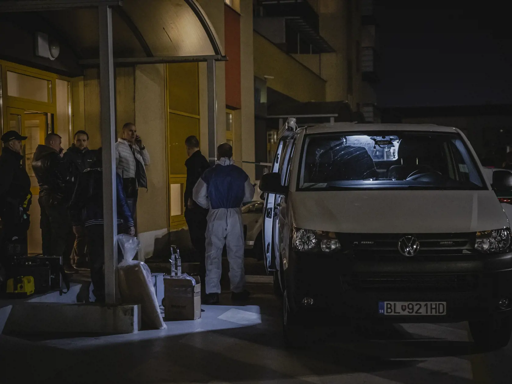 Polícia krátko po 10.15h prijala informáciu, v zmysle ktorej malo dôjsť k pádu osoby mužského pohlavia z jedného z bytov na Vyšehradskej ulici v Petržalke. Muž bol privolanou záchrannou službou prevezený do jednej z nemocníc, kde zraneniam podľahol. 
Krátko po 15.00 h sme prijala ďalšie oznámenie, v zmysle ktorého malo dôjsť na uvedenej adrese k pádu ďalšej osoby – tentokrát ženského pohlavia. Tá utrpela pádom zranenia, ktorým na mieste podľahla. 
Policajti na mieste vykonávali od prvotného ozná