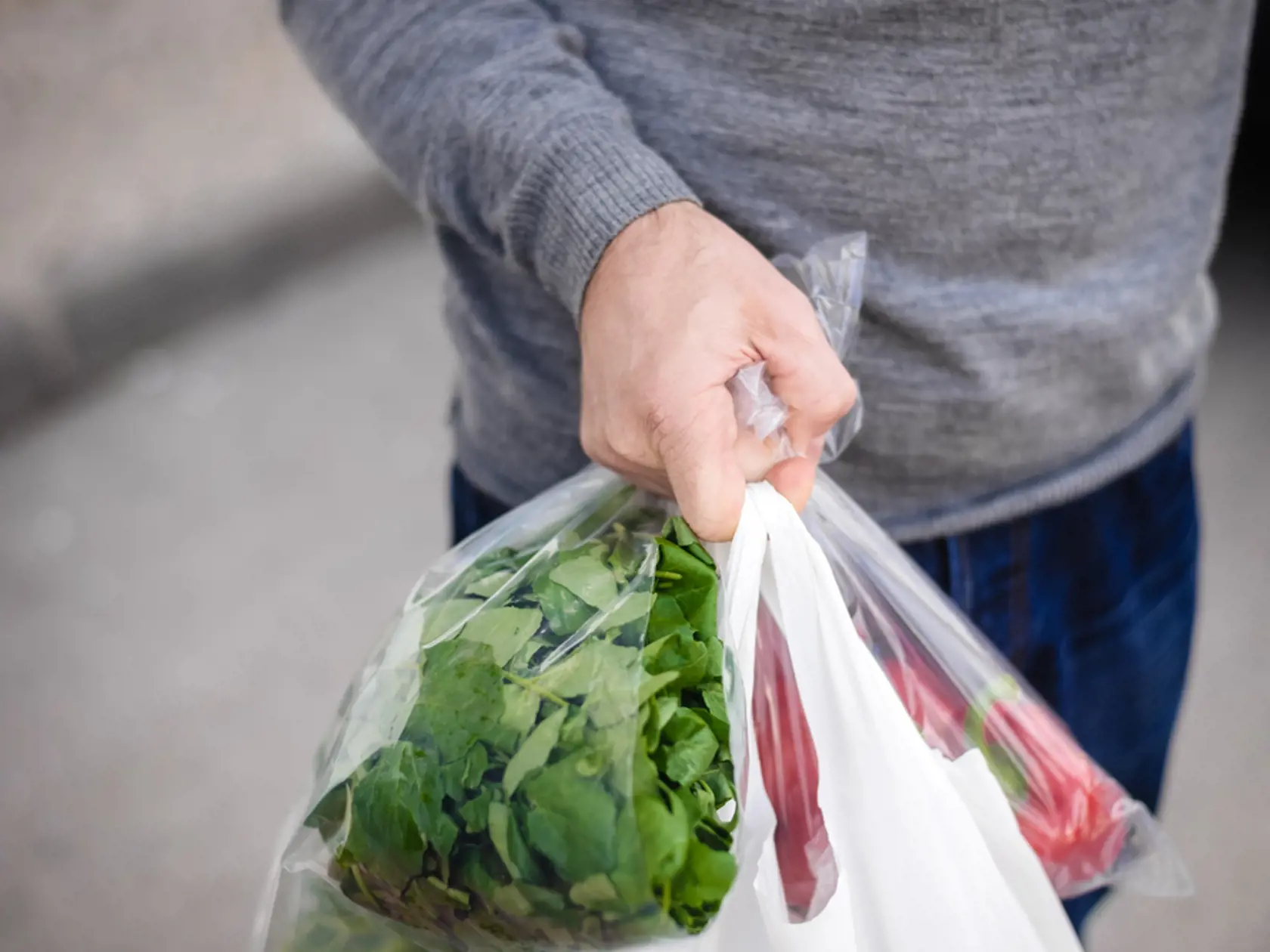 Plastové nákupné tašky sme kedysi dostávali v supermarketoch zadarmo a domov sme si ich odnášali, koľko sme chceli. To už niekoľko rokov neplatí, za jednorazové tašky si priplácame, čo mnohých Slovákov motivovalo začať používať na odnesenie nákupu z obchodu textilné tašky prípadne opakovane používať tie plastové.