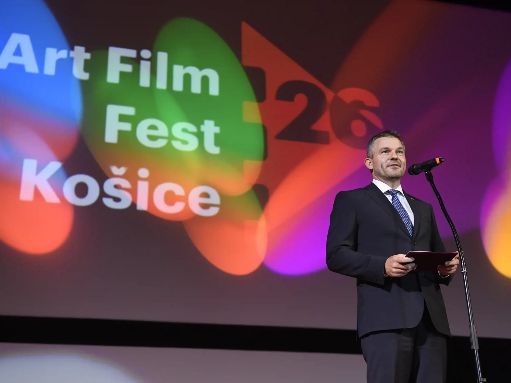 Predseda vlády Peter Pellegrini sa predvieodl v slušivom obleku s modrou kravatou. Tá zvýraznila farbu jeho očí.
