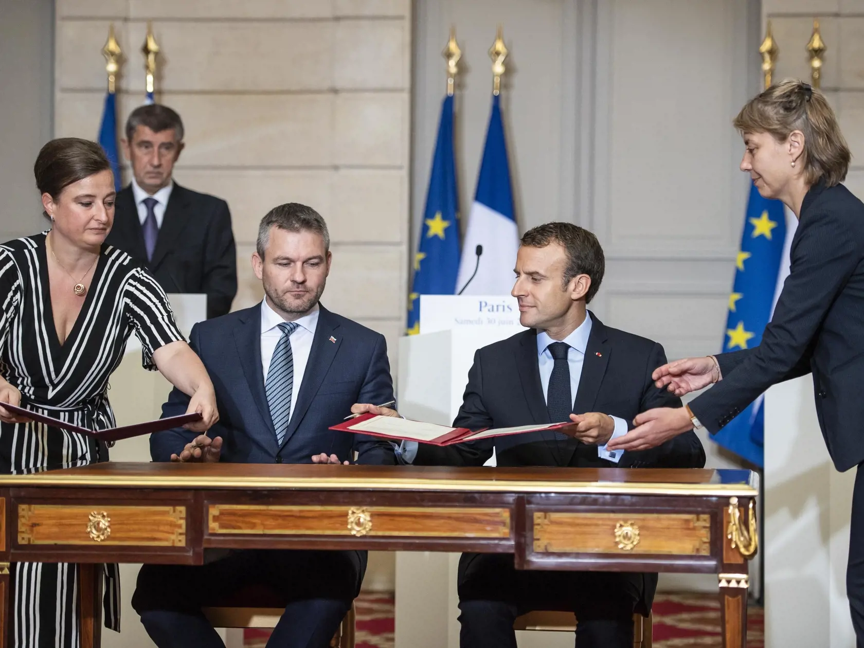 Na snímke zľava predseda vlády SR Peter Pellegrini a francúzsky prezident Emmanuel Marcon podpisujú akčný plán medzi Slovenskom a Francúzskom.