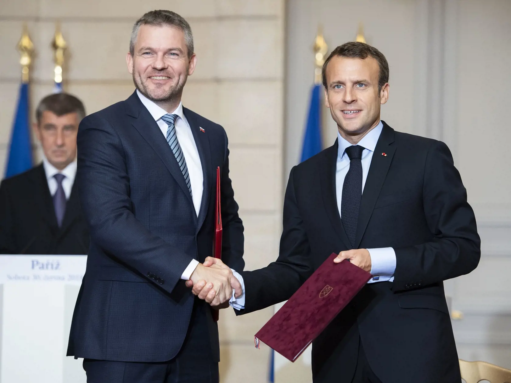 Na snímke zľava predseda vlády SR Peter Pellegrini a francúzsky prezident Emmanuel Marcon po podpise akčného plánu medzi Slovenskom a Francúzskom.