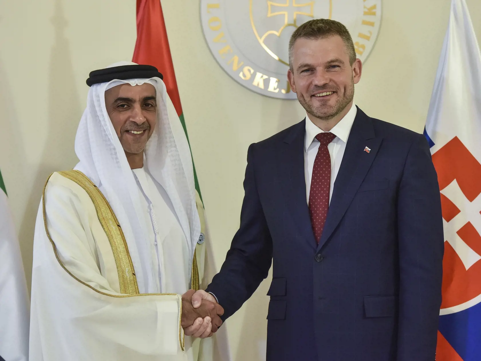 Predseda vlády SR Peter Pellegrini a podpredseda vlády a minister vnútra Spojených arabských emirátov Jeho Výsos šejk Saif bin Zayed Al Nahyan  na Úrade vlády SR 24. apríla 2018 v Bratislave.