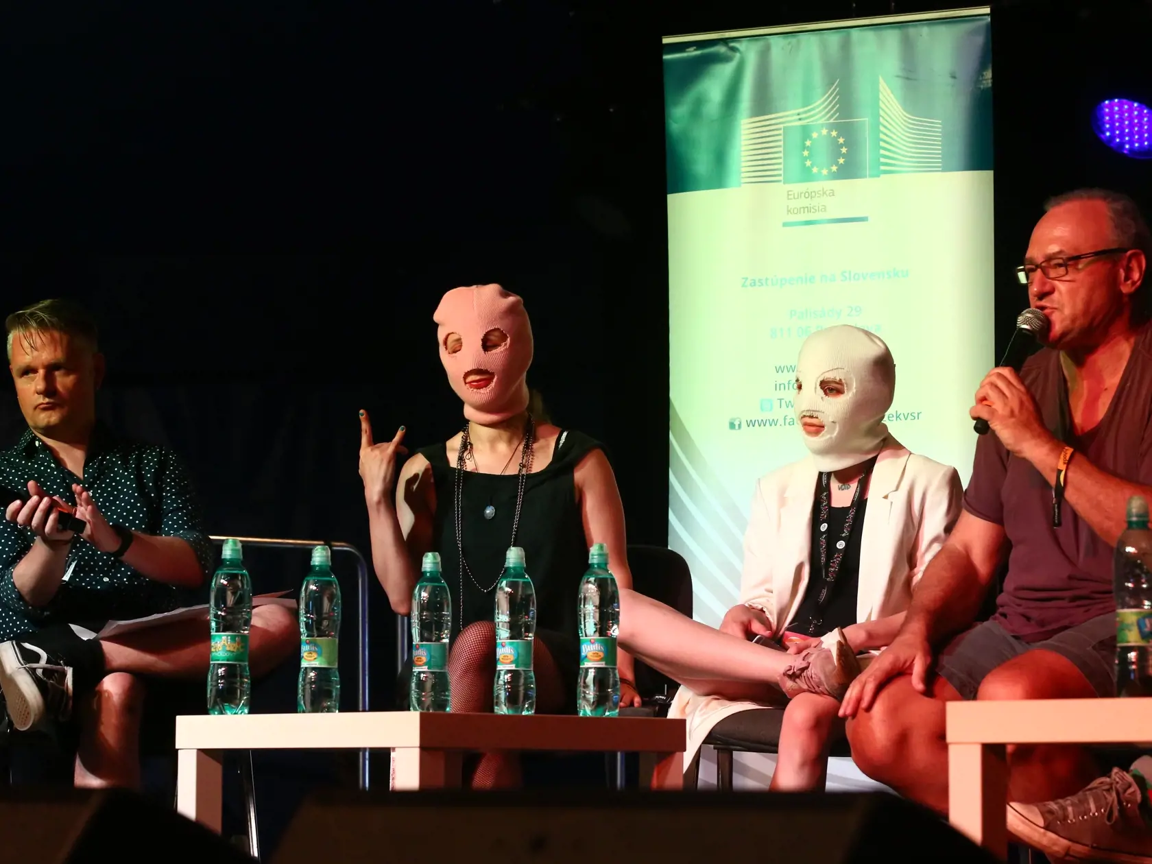 Dve členky kapely Pussy Riot prišli v kuklách - bielej a ružovej. To je spoznávacie znamenie radikálnej feministickej formácie z Moskvy.