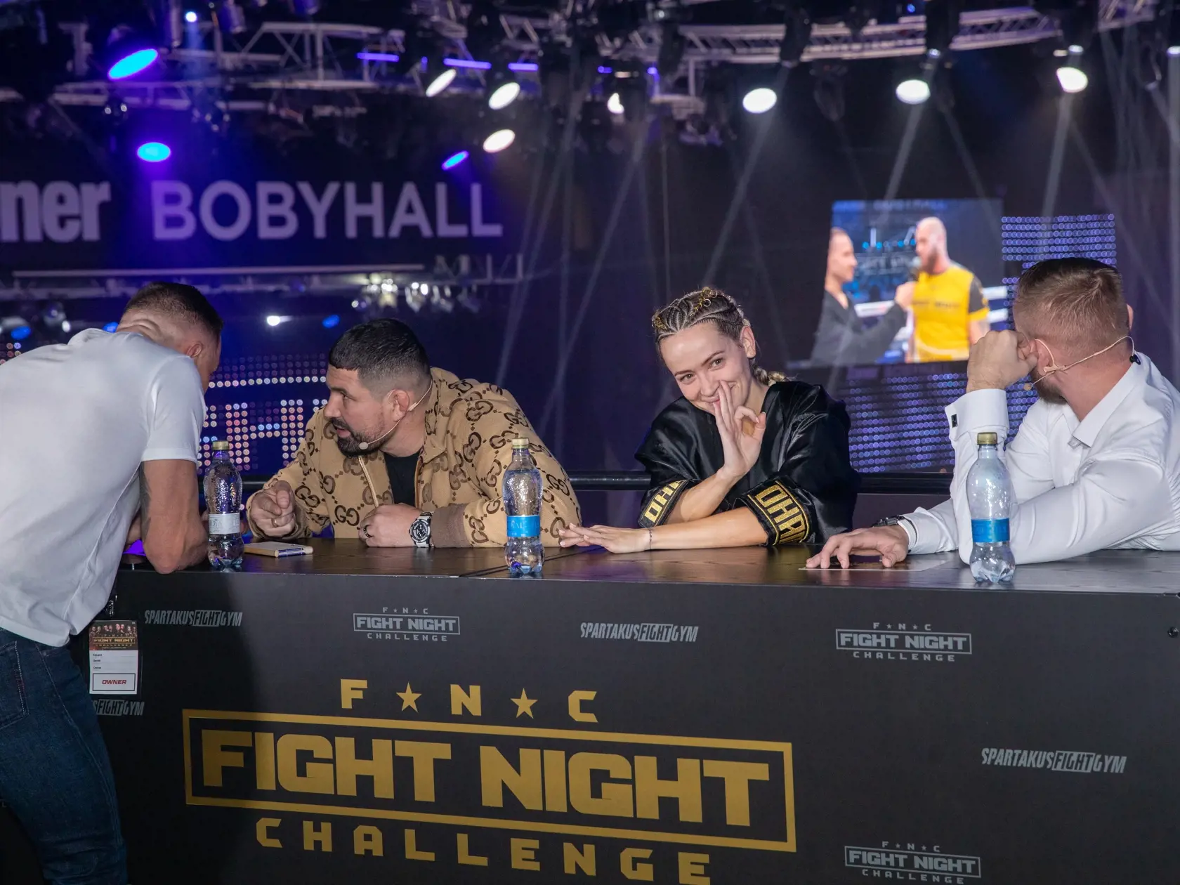 Na snímke je Fight Night Challenge. Ide o tretí turnaj organizácie FNC, ktorý sa konal v Brne. Zápasili skúsení bojovníci, no aj celebrity z hudobného priemyslu. Na fotke  je slovenská speváčka, hudobníčka Dominika Mirgová.