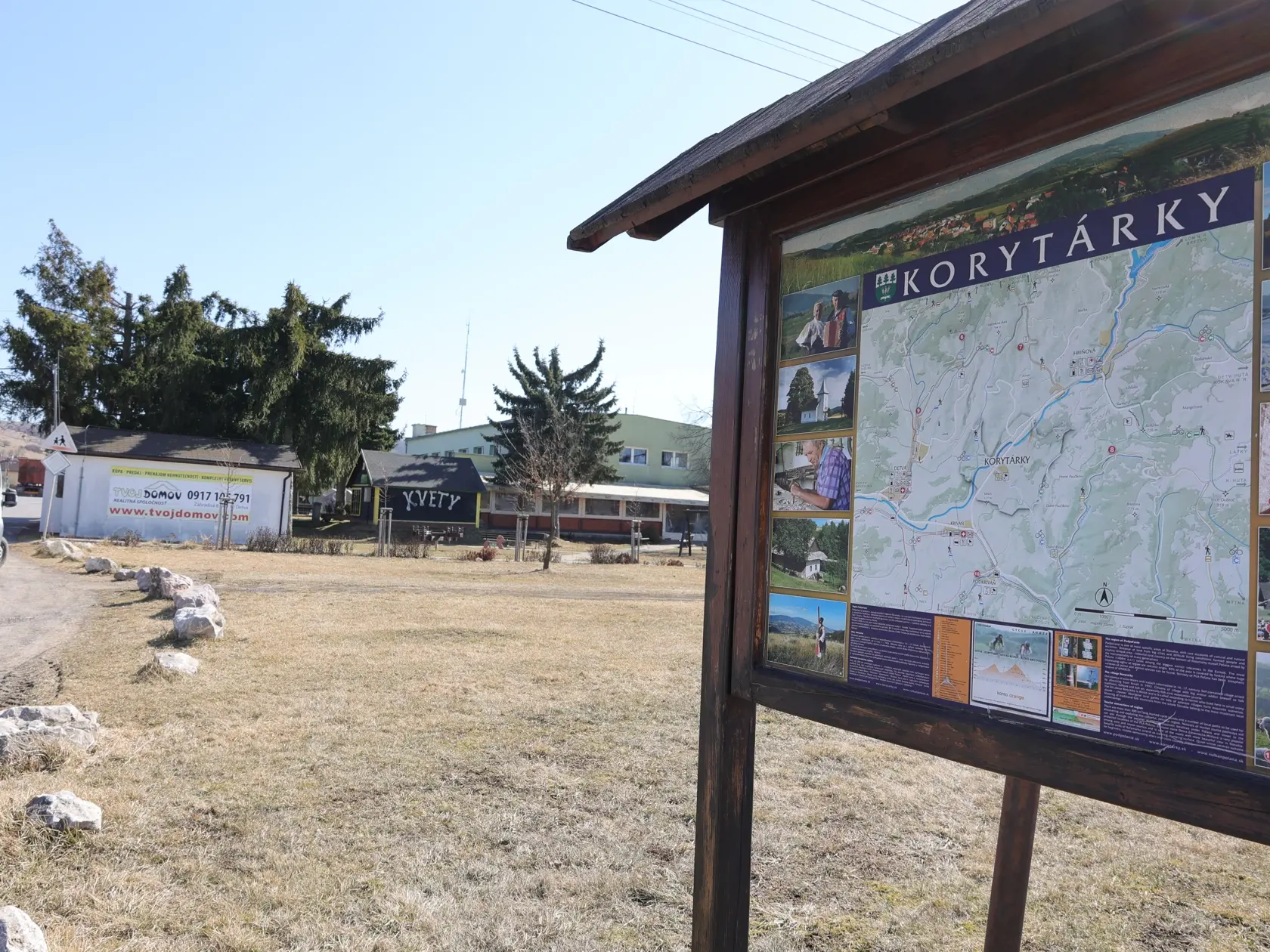 Jedna z ulíc v Korytárkach. Pátrači prezreli aj opustené domy, stodoly i staré studne, ale muža nenašli.