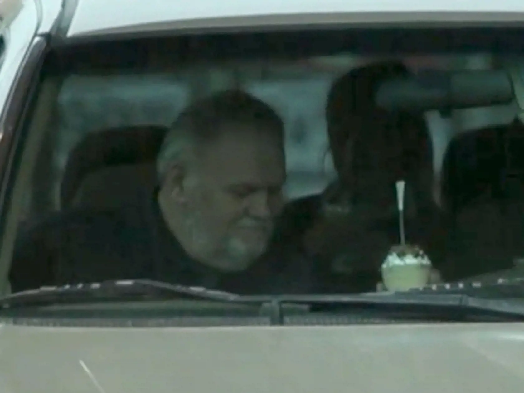Markle, ktorý údajne prekonal infarkt, si krátko po prepustení z nemocnice užíval kalorickú bombu v sprievode svojej kamarátky.