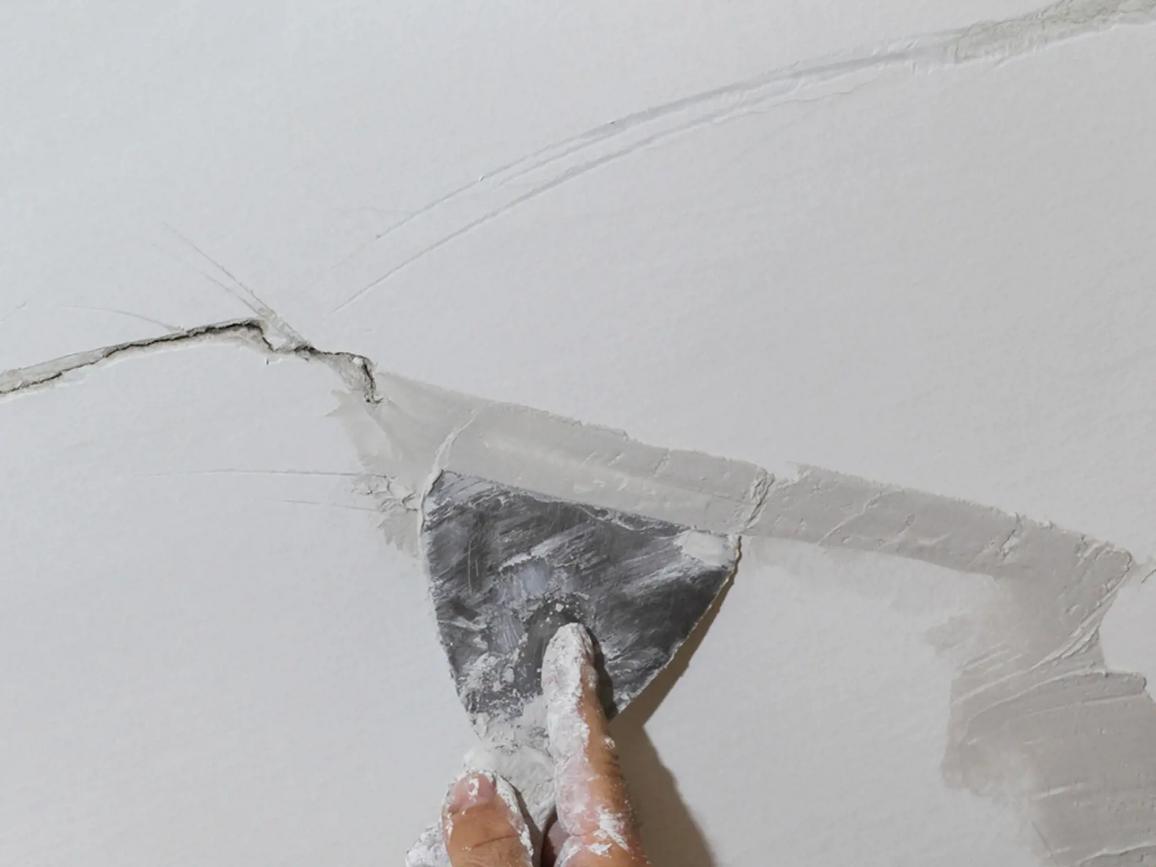 Worker,Fixing,Cracks,On,Ceiling,,Spreading,Plaster,Using,Trowel