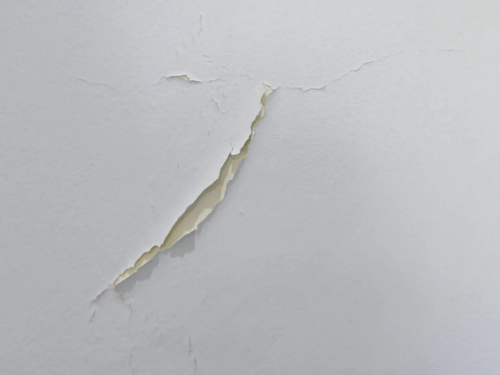 Cracked,Wall,,Paint,White,Peeling,Off,An,Old,Interior,Wall.