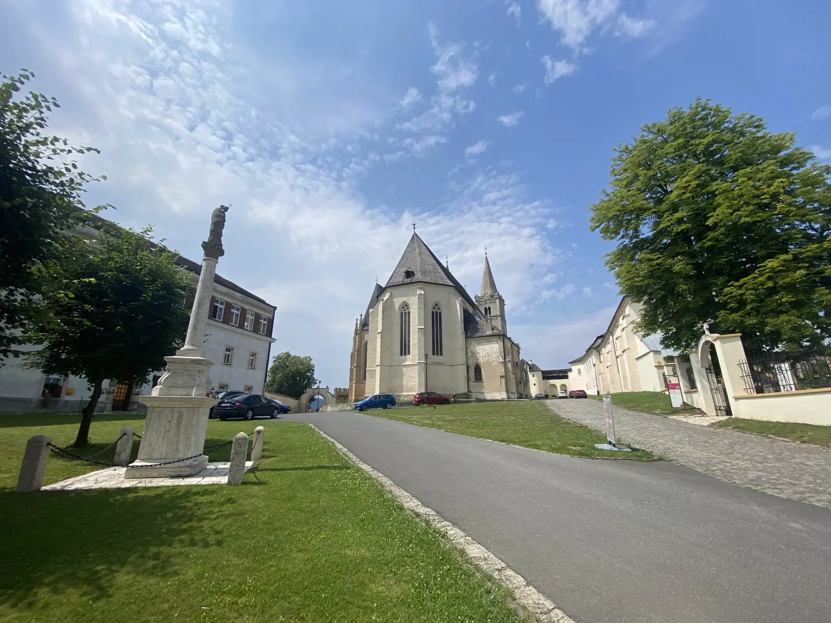 Spišská Kapitula, označovaná ako slovenský Vatikán, cirkevné mestečko. Je sídlom spišského biskupa i centrom Spišskej diecézy, je súčasťou mesta Spišské Podhradie. Jej vznik súvisí so založením spišského prepošstva koncom 12. storočia.