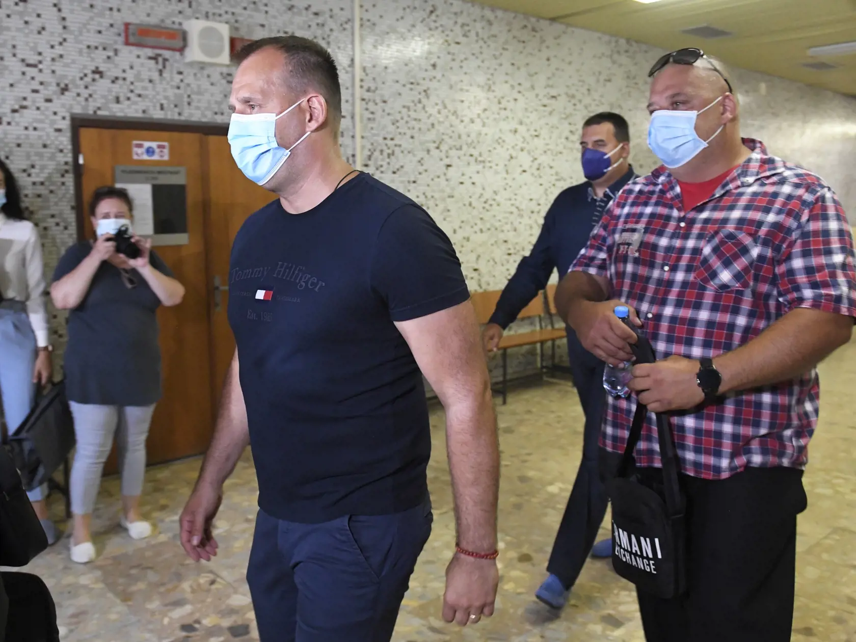 Súdne pojednávanie na Krajskom súde v Košiciach s obvinenými bratmi zľava Martinom, Branislavom a Marošom P. v kauze výtržníctva a ublíženia na zdraví. Košice, 21. júna 2021. FOTO TASR – František Iván