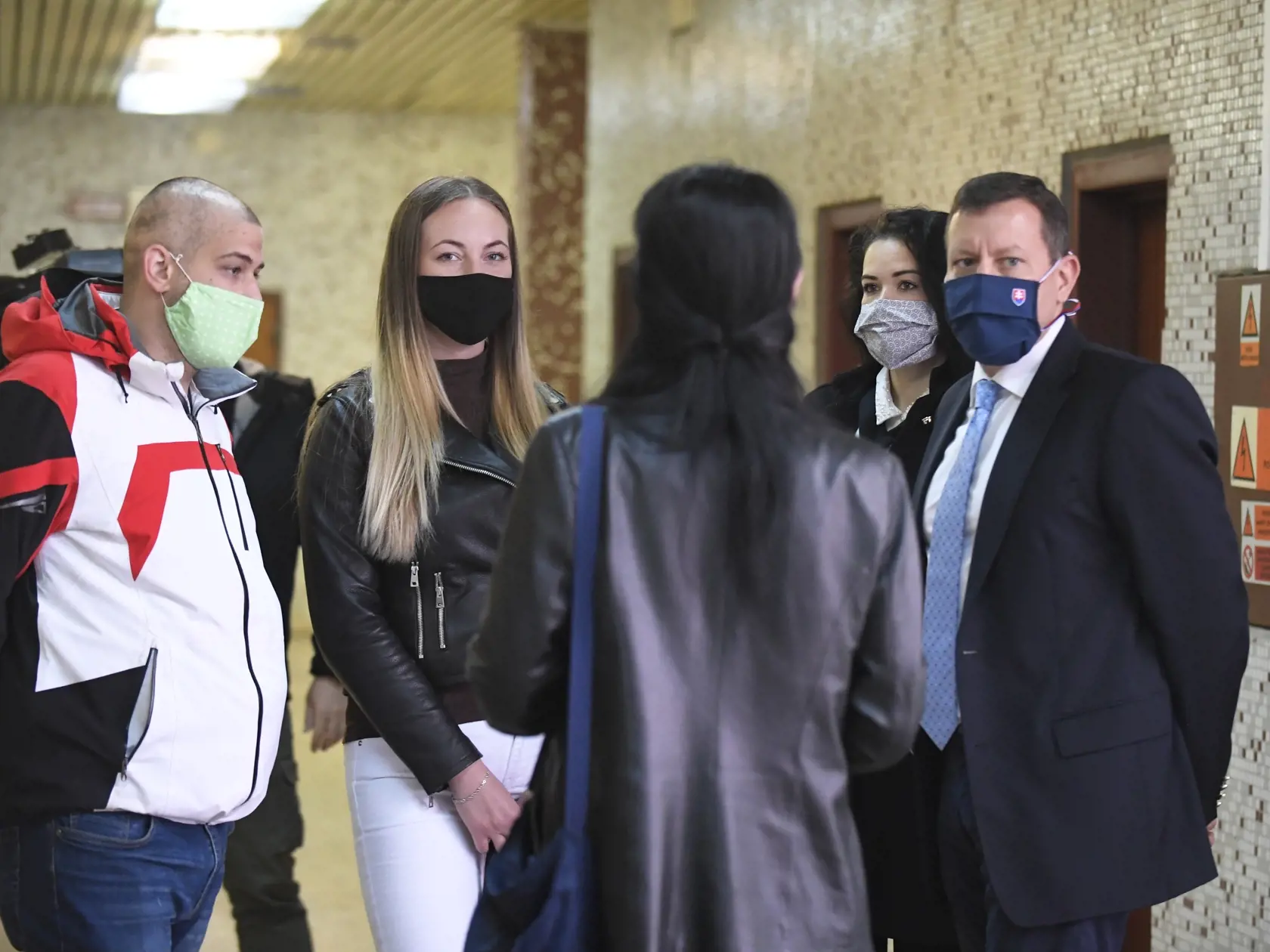 Súdne pojednávanie na Okresnom súde Košice I s obvinenými bratmi Marošom, Martinom a Branislavom P. v kauze výtržníctva a ublíženia na zdraví. Ma snímke poškodení, vpravo právny zástupca poškodených Daniel Lipšic. Košice, 13. mája 2020. FOTO TASR – František Iván