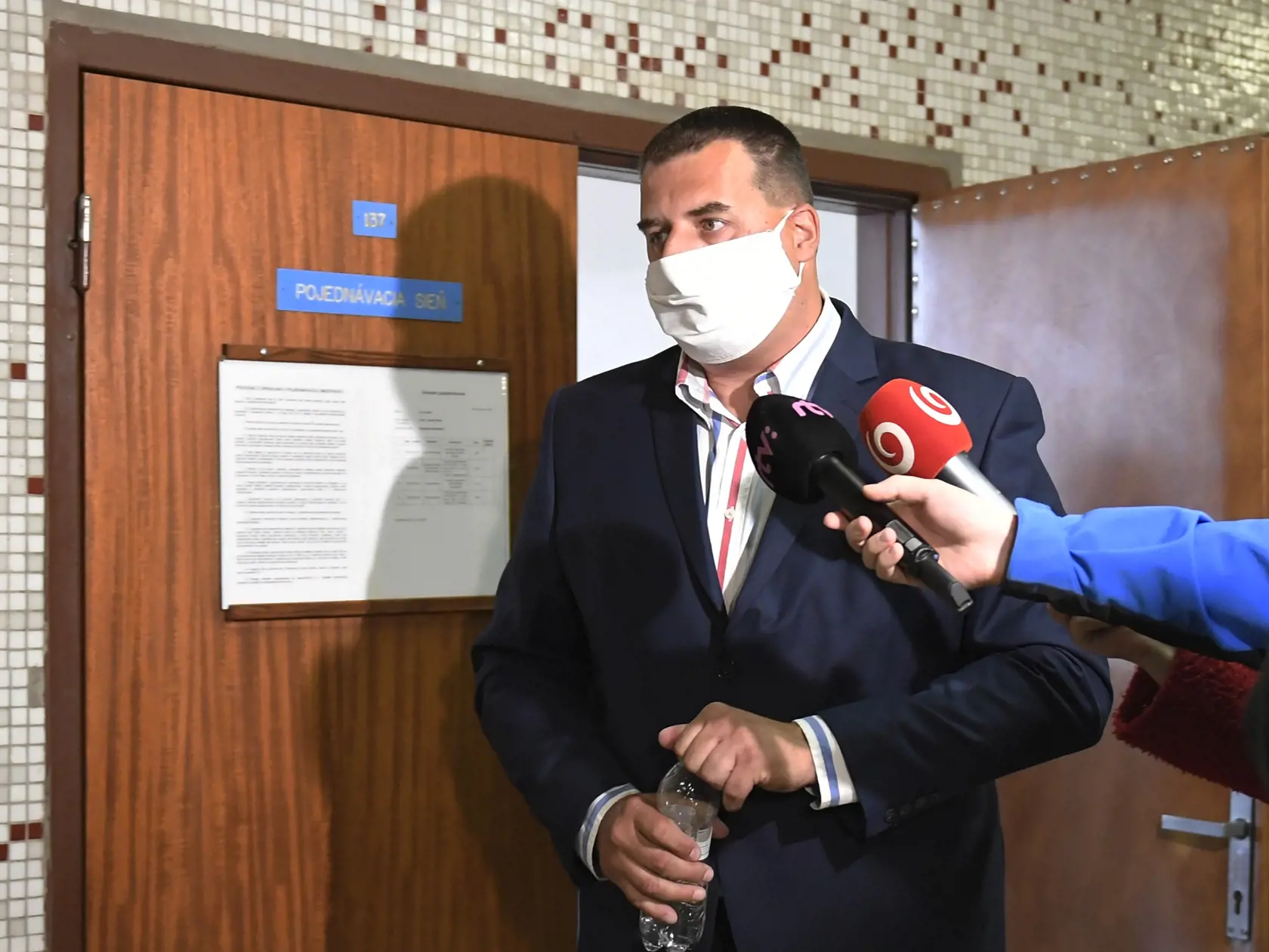 Na snímke Branislav P. po vynesení rozsudku po pojednávaní na Okresnom súde Košice I v kauze výtržníctva a ublíženia na zdraví. Košice, 13. mája 2020. FOTO TASR – František Iván