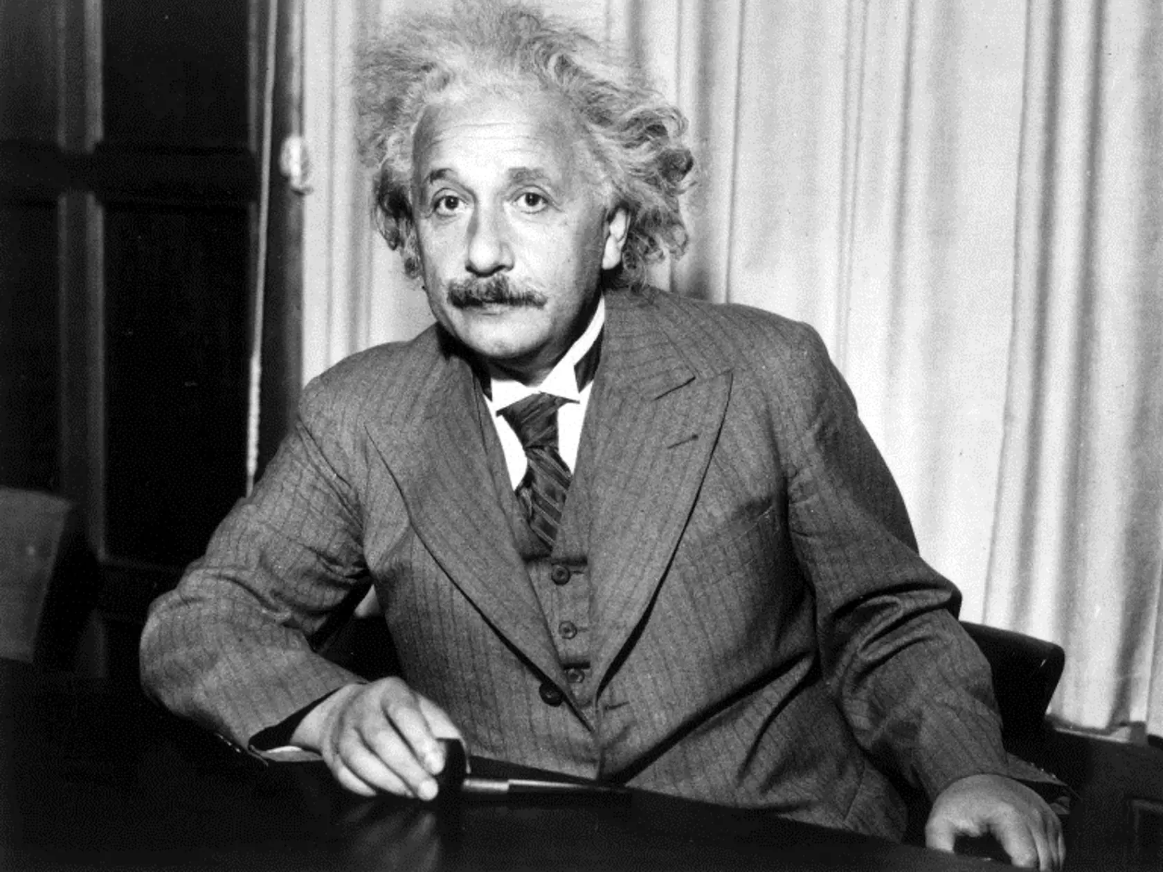 Albert Einstein na fotografii z roku 1933.