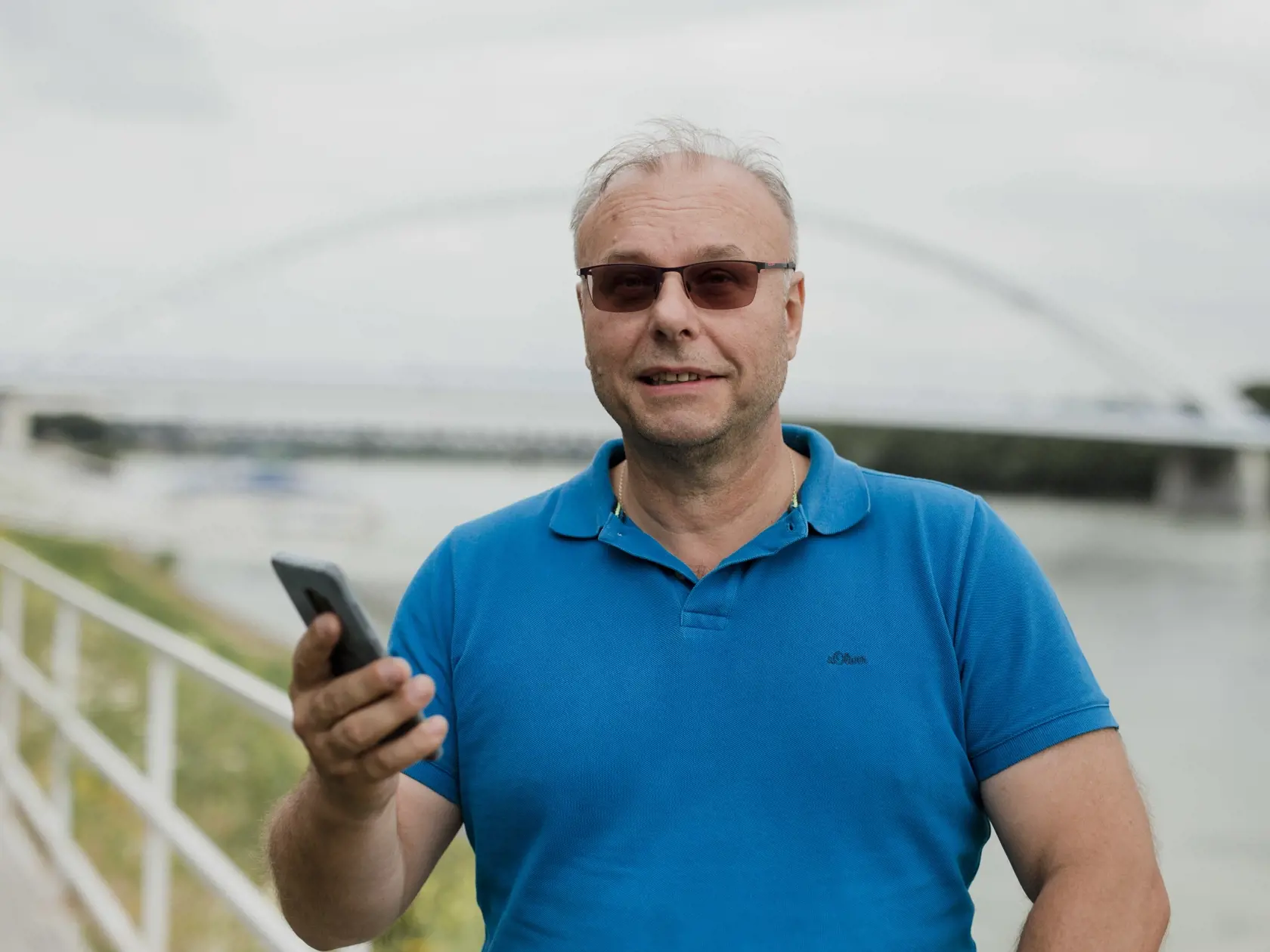 Napríklad zastúpiť mnohé nedostatkové zamestnania. Už cčetovací robot, o ktorom sme sa zhovárali, môže pomôcť napríklad aj v spomínanom bankovníctve či poisťovníctve. Poskytne vám výborné informácie, ktoré reálne pomôžu a vyriešia 99 percent našich problémov. Umelá inteligencia by však mala byť dobrou pomocnou, nie vedúcou silou. Na záver dodám, že o chatbotovi od OpenAI som si pred jeho vyskúšaním myslel, že je to skôr nafúknutá bublina. Dnes si myslím, že je to veľká revolučná zmena.