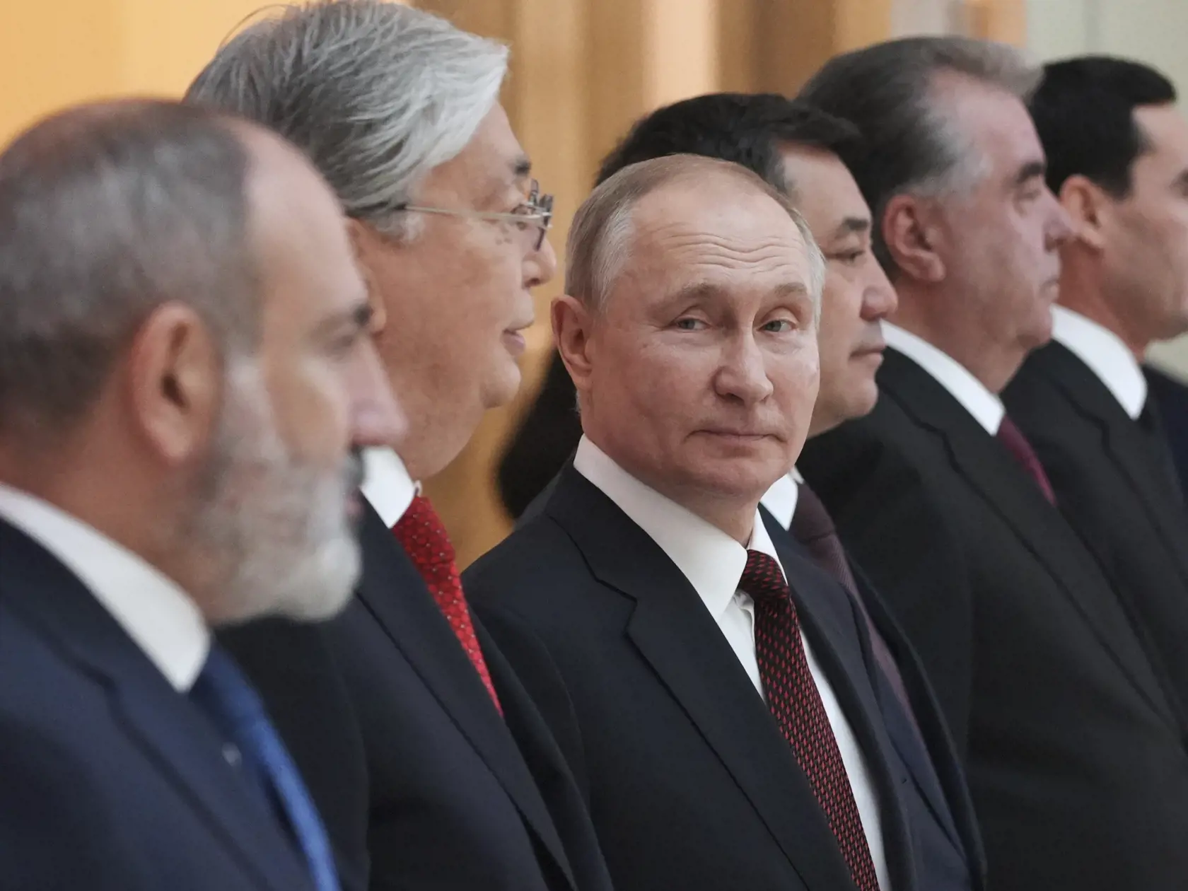 Ruský prezident Vladimir Putin (uprostred) počas stretnutia s lídrami krajín Spoločenstva nezávislých štátov (SNŠ) 26. decembra 2022 v Petrohrade.
