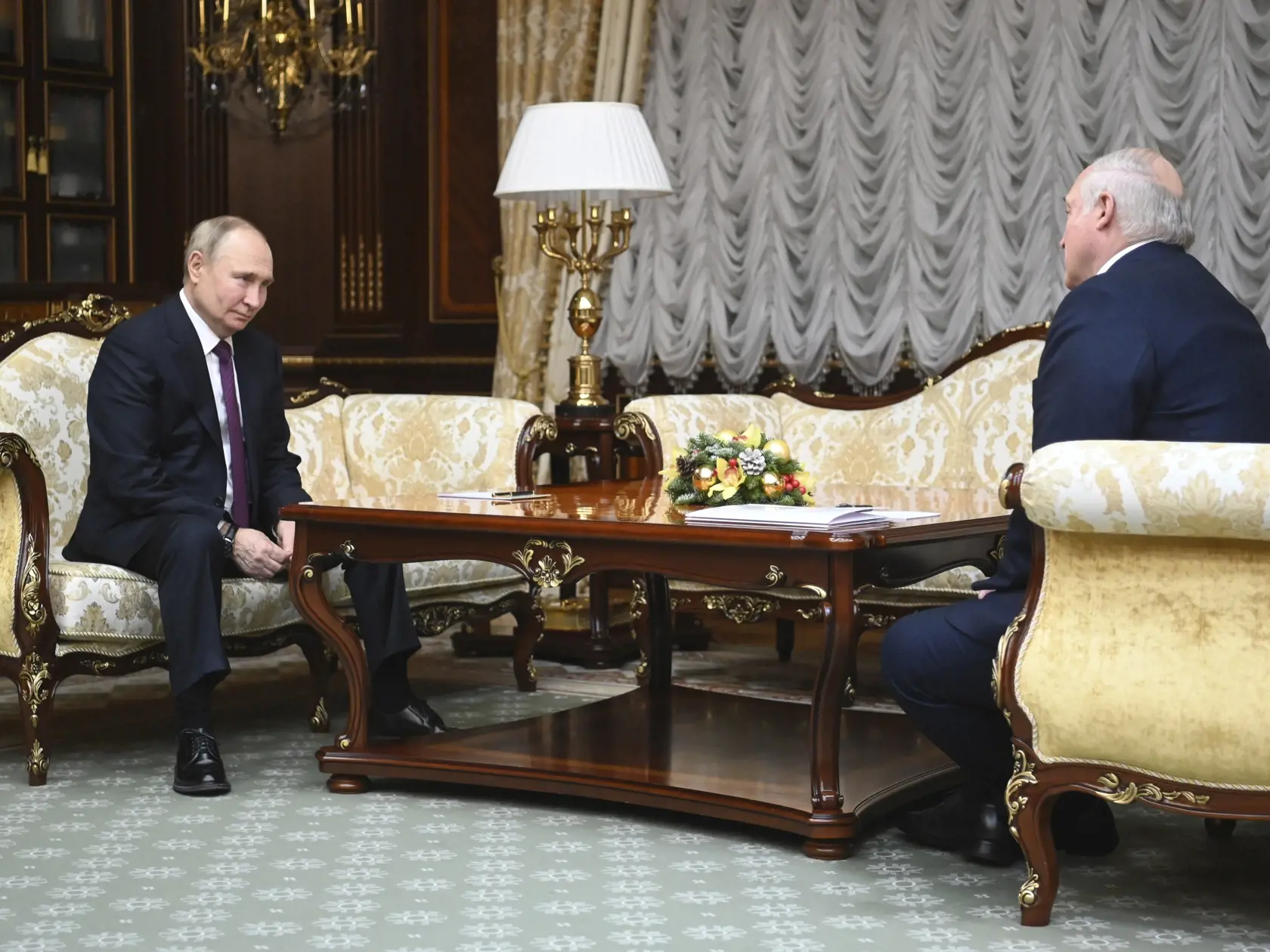 Ruský prezident Vladimir Putin (vľavo) a bieloruský prezident Alexander Lukašenko sa rozprávajú počas ich stretnutia v Minsku 19. decembra 2022. Ruský prezident Vladimir Putin pricestoval v pondelok do bieloruského hlavného mesta Minsk na rokovania s tamojším lídrom Alexandrom Lukašenkom. TASR informuje na základe správy agentúry AFP.