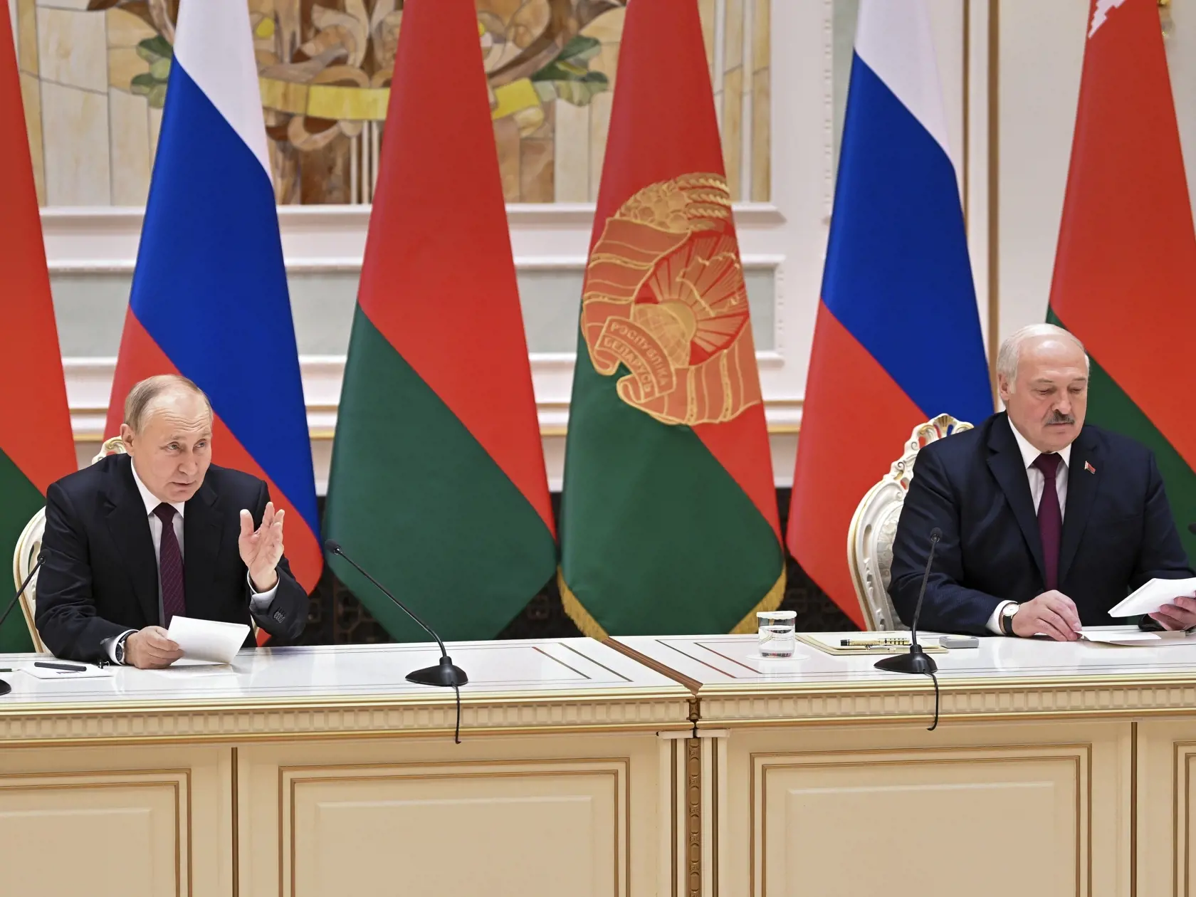 Ruský prezident Vladimir Putin (vľavo) a bieloruský prezident Alexander Lukašenko počas brífingu po ich rozhovoroch v Minsku 19. decembra 2022. Ruský prezident Vladimir Putin pricestoval v pondelok do bieloruského hlavného mesta Minsk na rokovania s tamojším lídrom Alexandrom Lukašenkom. TASR informuje na základe správy agentúry AFP.