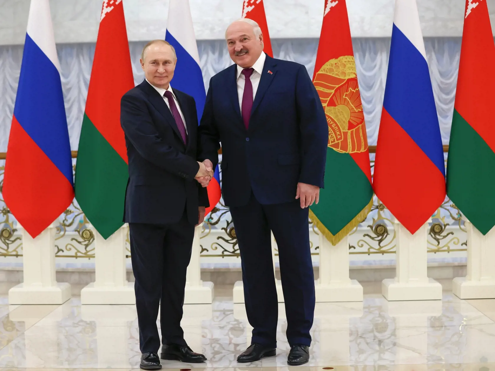 Ruský prezident Vladimir Putin (vľavo) a bieloruský prezident Alexander Lukašenko pózujú pred ich rozhovormi v Minsku 19. decembra 2022. Ruský prezident Vladimir Putin pricestoval v pondelok do bieloruského hlavného mesta Minsk na rokovania s tamojším lídrom Alexandrom Lukašenkom. TASR informuje na základe správy agentúry AFP.
