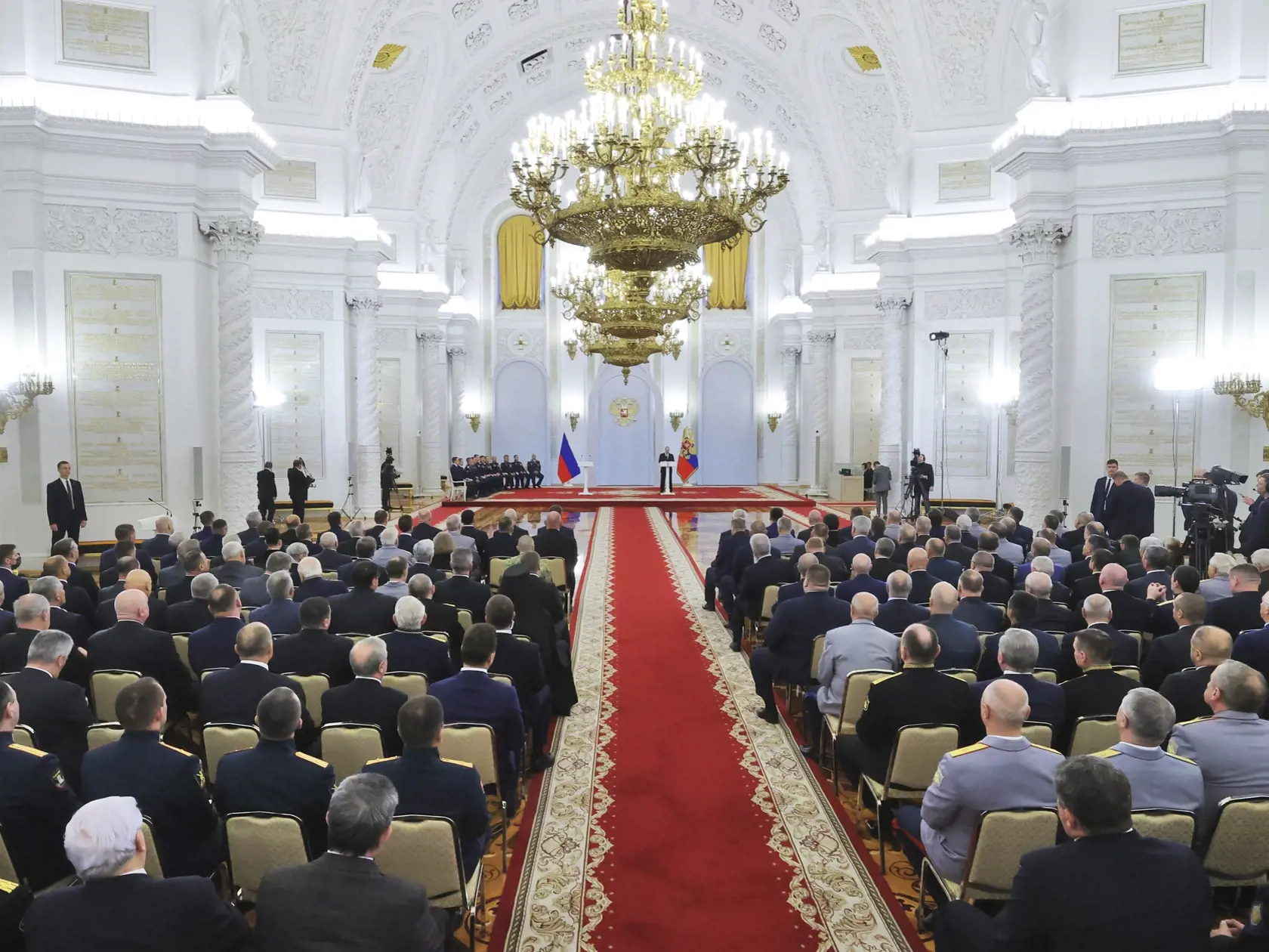Na snímke vpravo v pozadí ruský prezident Vladimir Putin reční počas slávnostného udeľovania medailí Zlatá hviezda Hrdinom Ruska v predvečer Dňa hrdinov vlasti v Kremli v Moskve 8. decembra 2022.