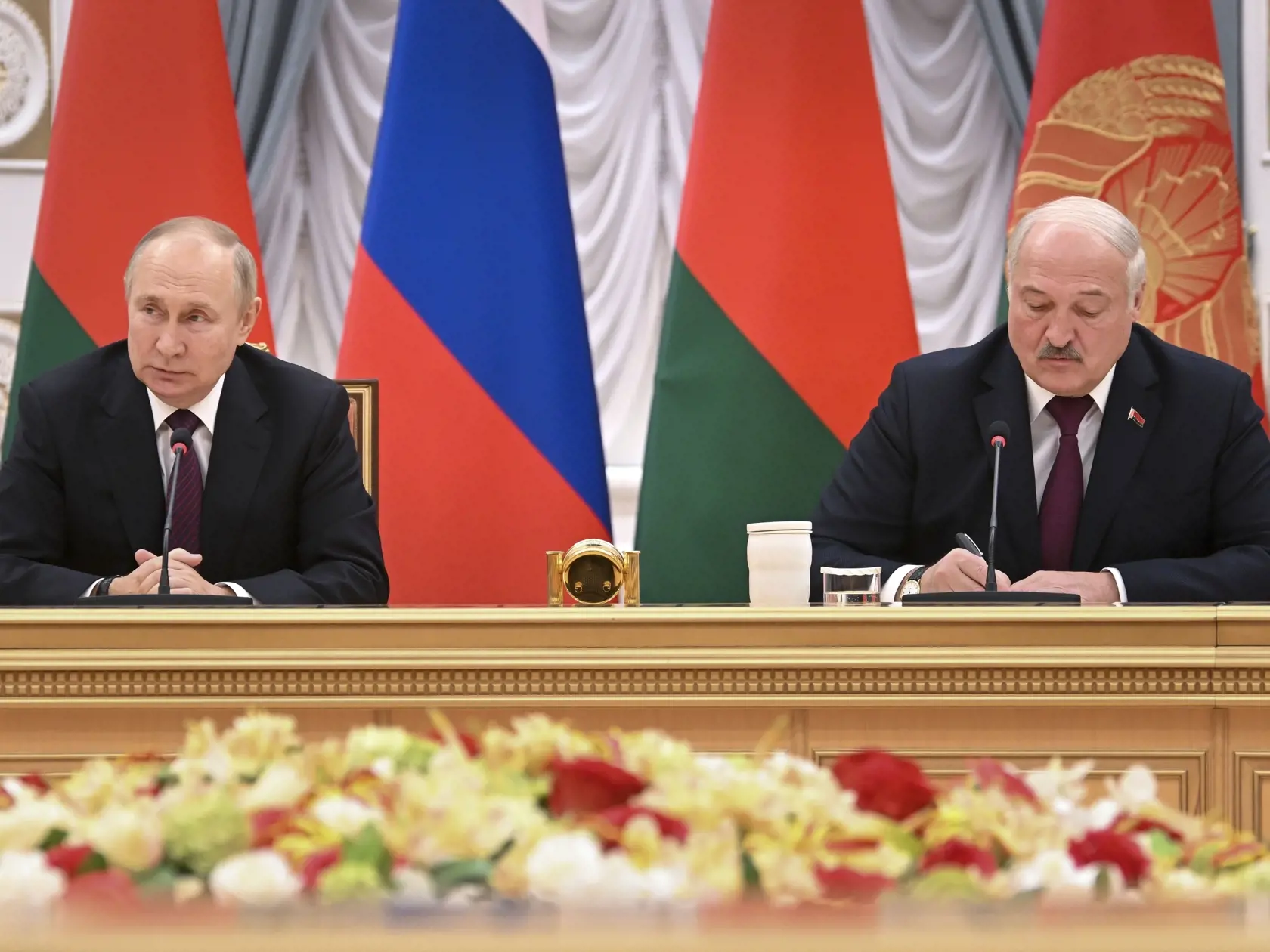 Ruský prezident Vladimir Putin (vľavo) a bieloruský prezident Alexander Lukašenko počas ich rozhovorov v Minsku 19. decembra 2022. Ruský prezident Vladimir Putin pricestoval v pondelok do bieloruského hlavného mesta Minsk na rokovania s tamojším lídrom Alexandrom Lukašenkom. TASR informuje na základe správy agentúry AFP.