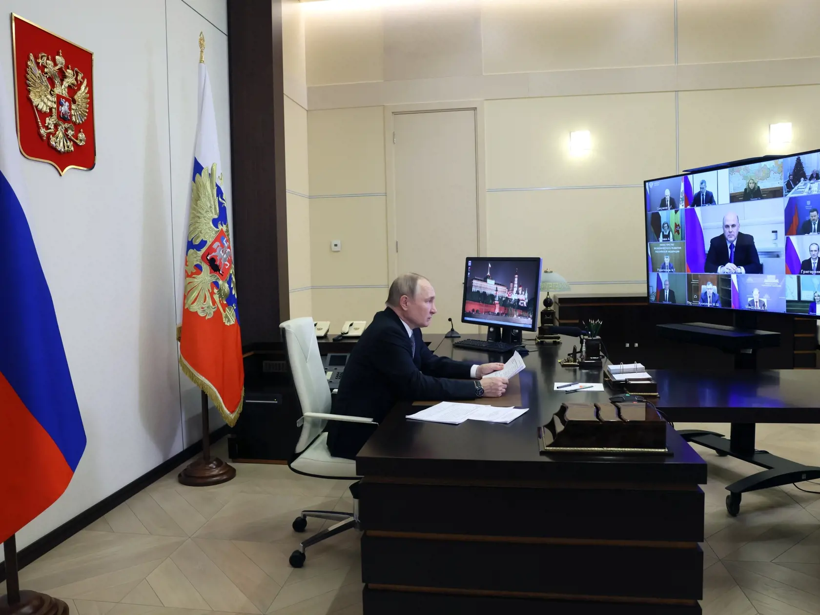 Na snímke vľavo ruský prezident Vladimir Putin sa zúčastňuje prostredníctvom videokonferencie zasadnutia vlády v rezidencii Novo-Ogaryovo pri Moskve 14. decembra 2022. Na monitore vpravo je ruský premiér Michail Mišustin.