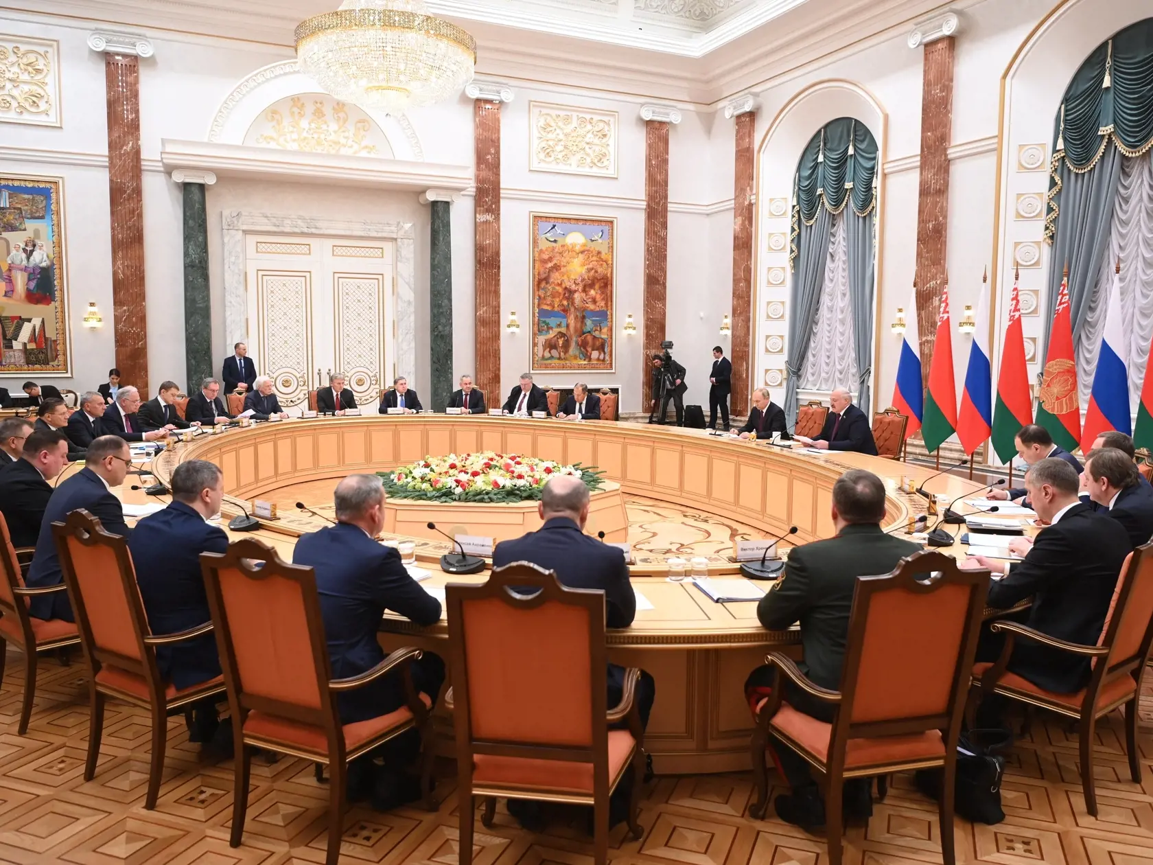Ruský prezident Vladimir Putin (uprostred vpravo) a vedľa neho bieloruský prezident Alexander Lukašenko počas rozhovorov v Minsku 19. decembra 2022. Ruský prezident Vladimir Putin pricestoval v pondelok do bieloruského hlavného mesta Minsk na rokovania s tamojším lídrom Alexandrom Lukašenkom. TASR informuje na základe správy agentúry AFP.