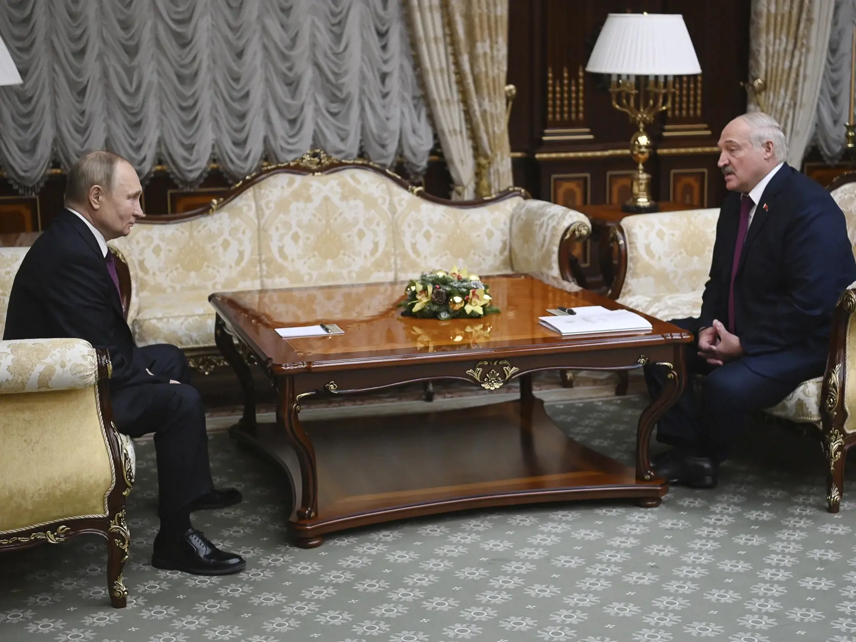 Ruský prezident Vladimir Putin (vľavo) a bieloruský prezident Alexander Lukašenko sa rozprávajú počas ich stretnutia v Minsku 19. decembra 2022. Ruský prezident Vladimir Putin pricestoval v pondelok do bieloruského hlavného mesta Minsk na rokovania s tamojším lídrom Alexandrom Lukašenkom. TASR informuje na základe správy agentúry AFP.