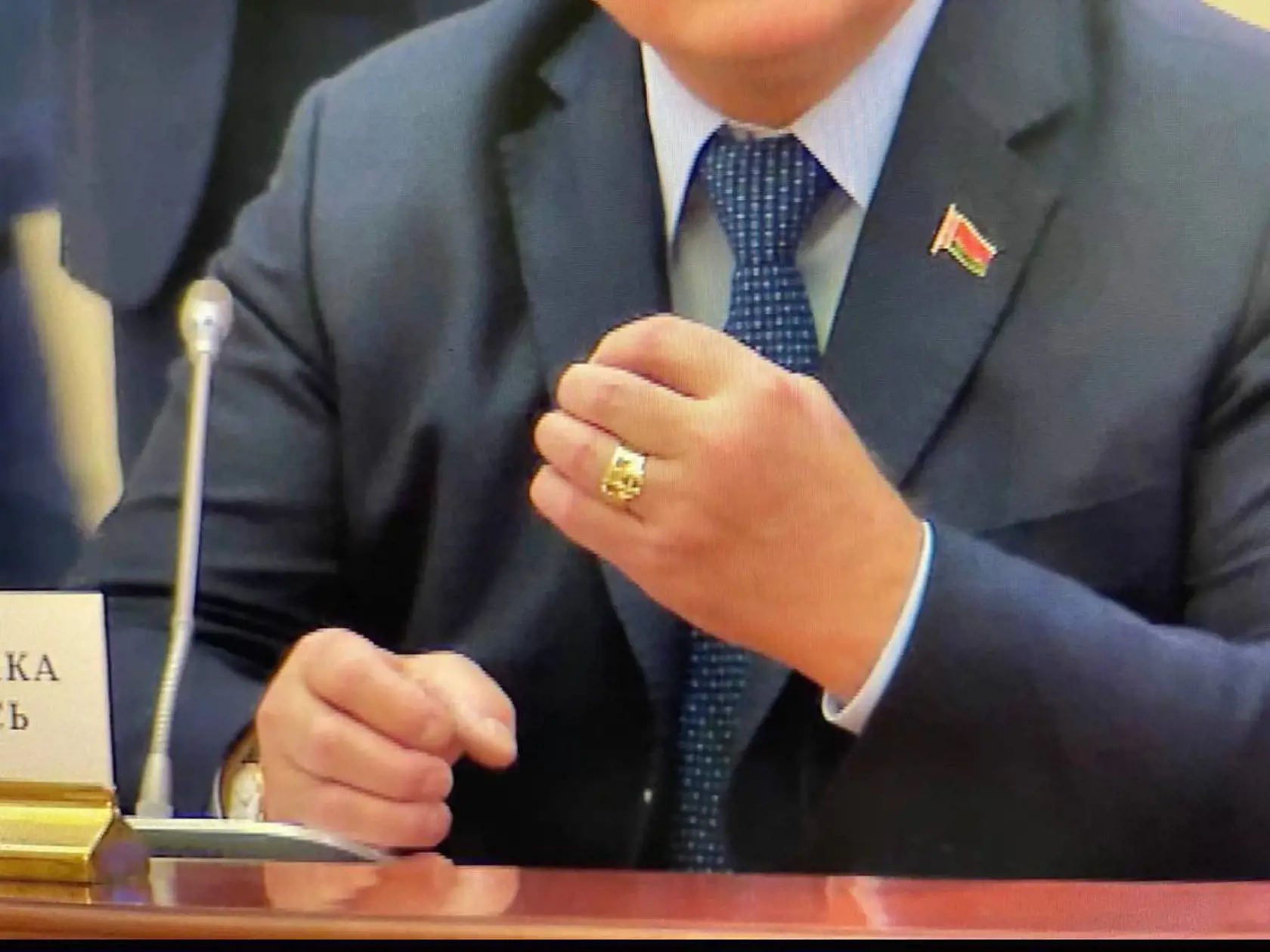 Účastníci neformálneho summitu lídrov krajín združených v Spoločenstve nezávislých štátov (SNŠ) si z Petrohradu odniesli ako dar "klubové prstene" s rokom 2023, ktoré boli špeciálne vyrobené na túto príležitosť.