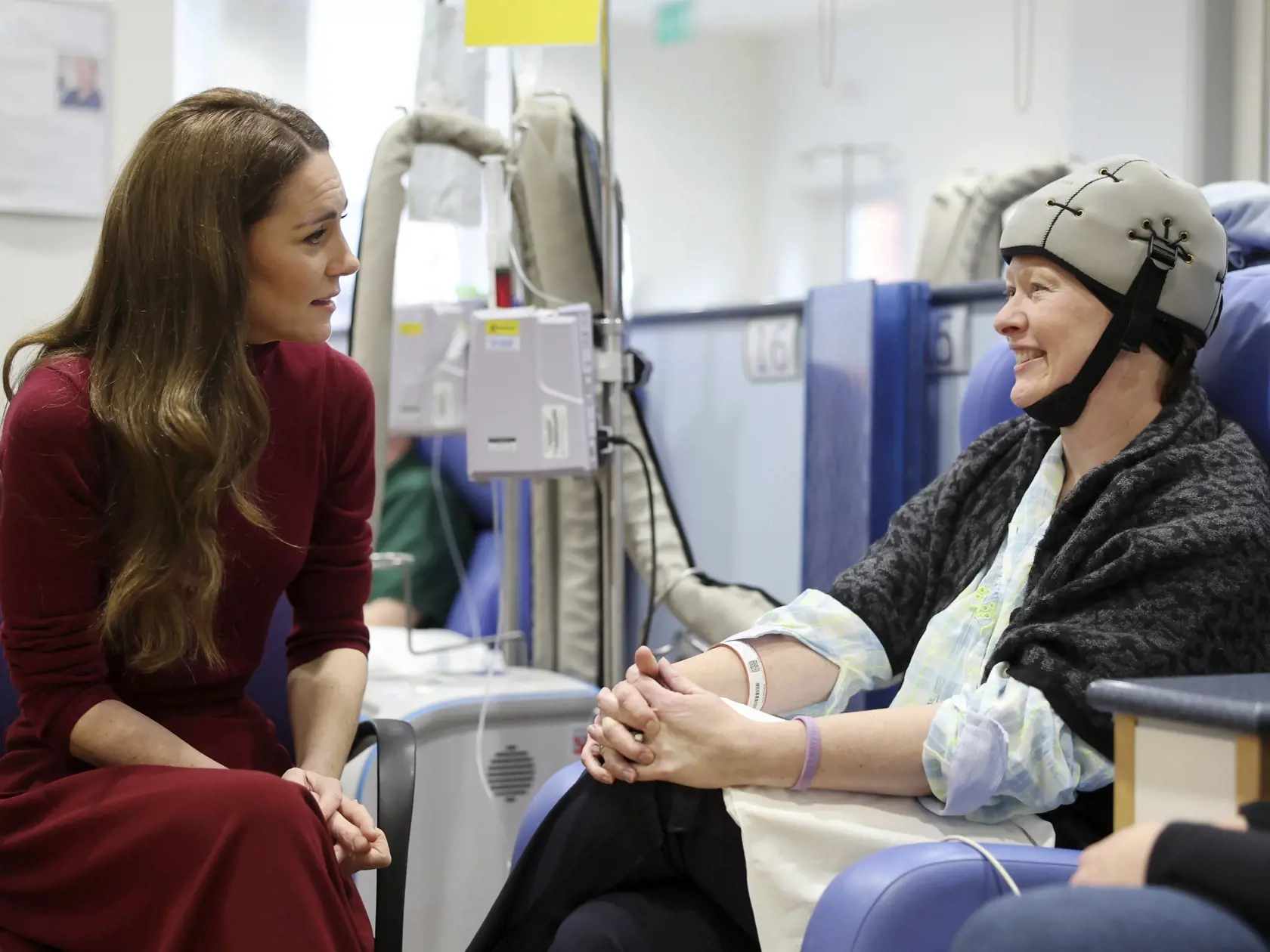 Kate (vľavo), princezná z Walesu, počas návštevy nemocnice Royal Marsden Hospital, kde sa liečila na rakovinu, v Londýne 14. januára 2025. FOTO TASR/AP