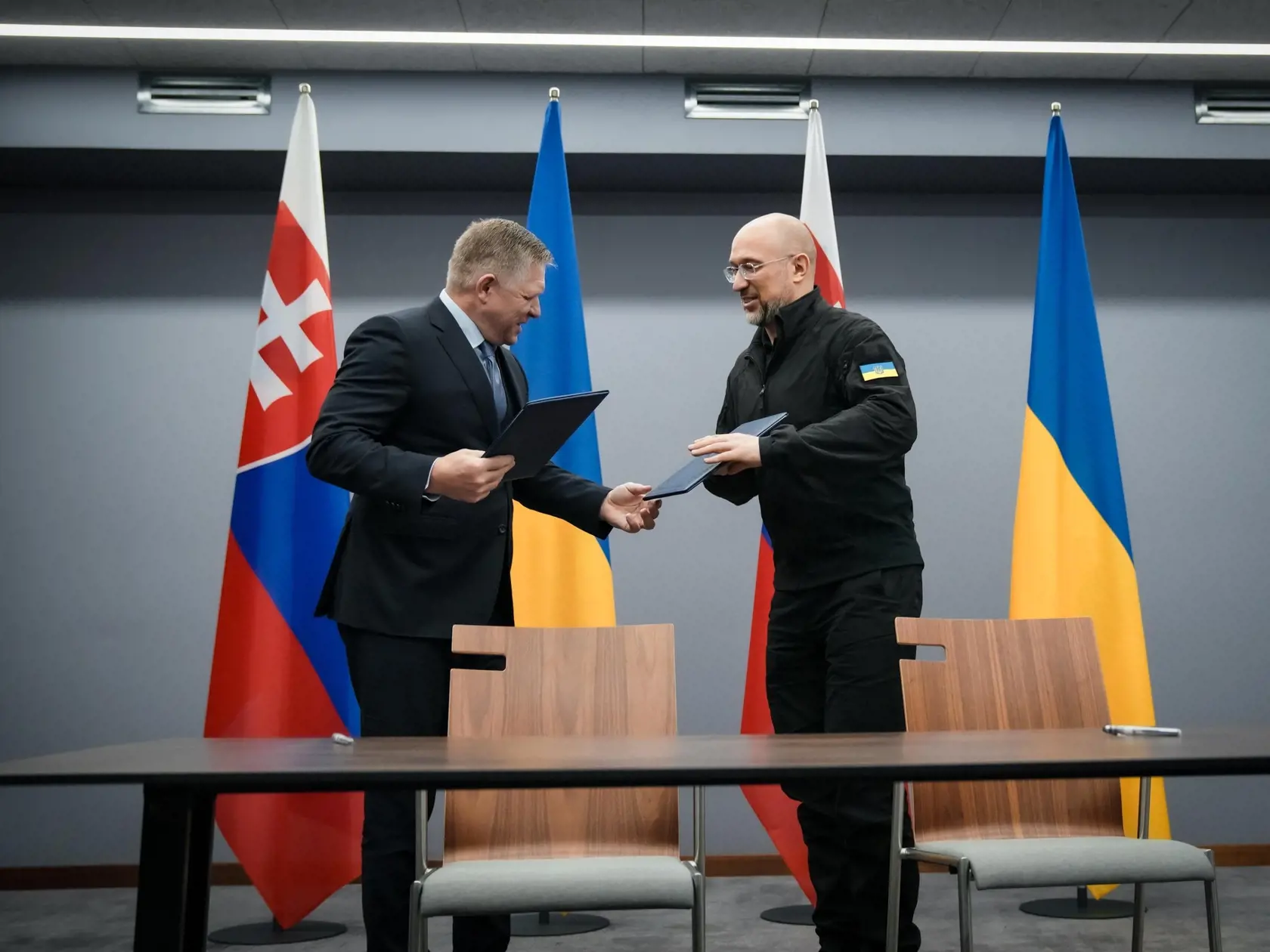 Na snímke zľava predseda vlády SR Robert Fico sa stretol s ukrajinským premiérom Denysom Šmyhaľom počas jeho návštevy v Užhorode 24. januára 2024. FOTO TASR - Úrad vlády SR