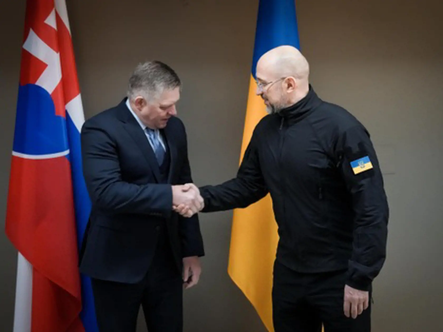 Na snímke zľava predseda vlády SR Robert Fico sa stretol s ukrajinským premiérom Denysom Šmyhaľom počas jeho návštevy v Užhorode 24. januára 2024. FOTO TASR - Úrad vlády SR