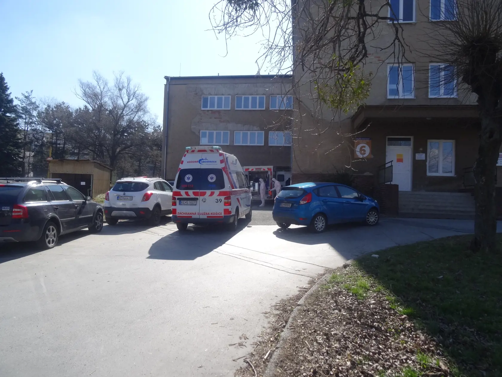 Klinika infektológie a cestovnej medicíny - momentálne je v jej okolí veľmi čulý ruch.