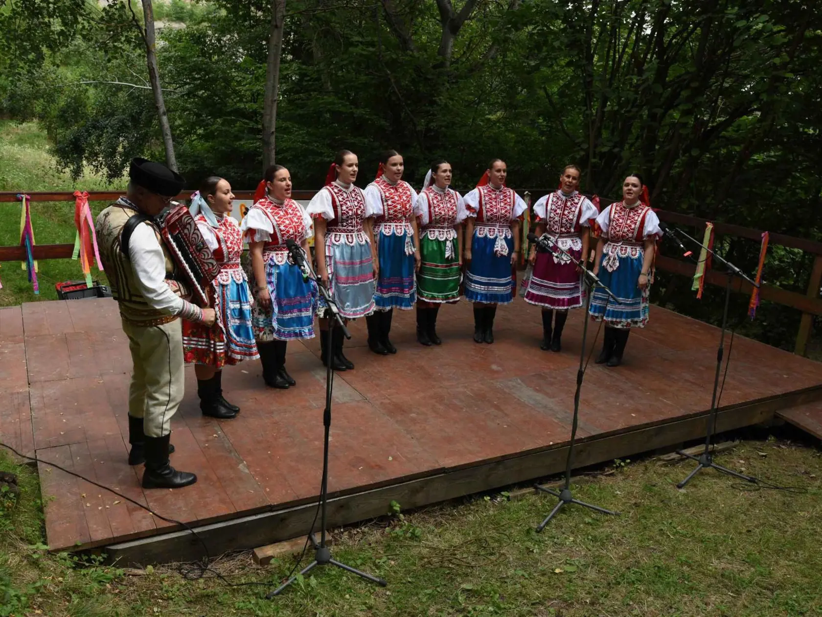 Folklórny festival Hontianska paráda sa koná už tradične v Hrušove. Pomenovaný je podľa regiónu v ktorom sa obec nachádza. Každoročne ho navštív približne 20-tisíc hostí.