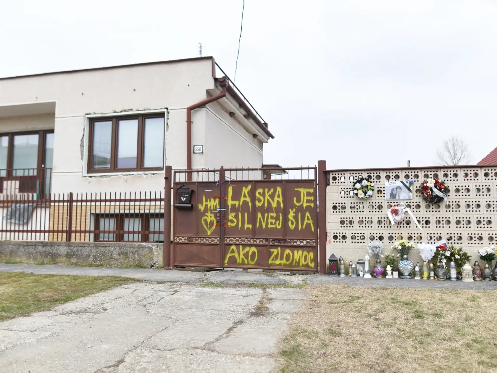 Okolie Kuciakovho domu bolo počas vyšetrovacieho pokusu opäť uzavreté policajnými páskami.