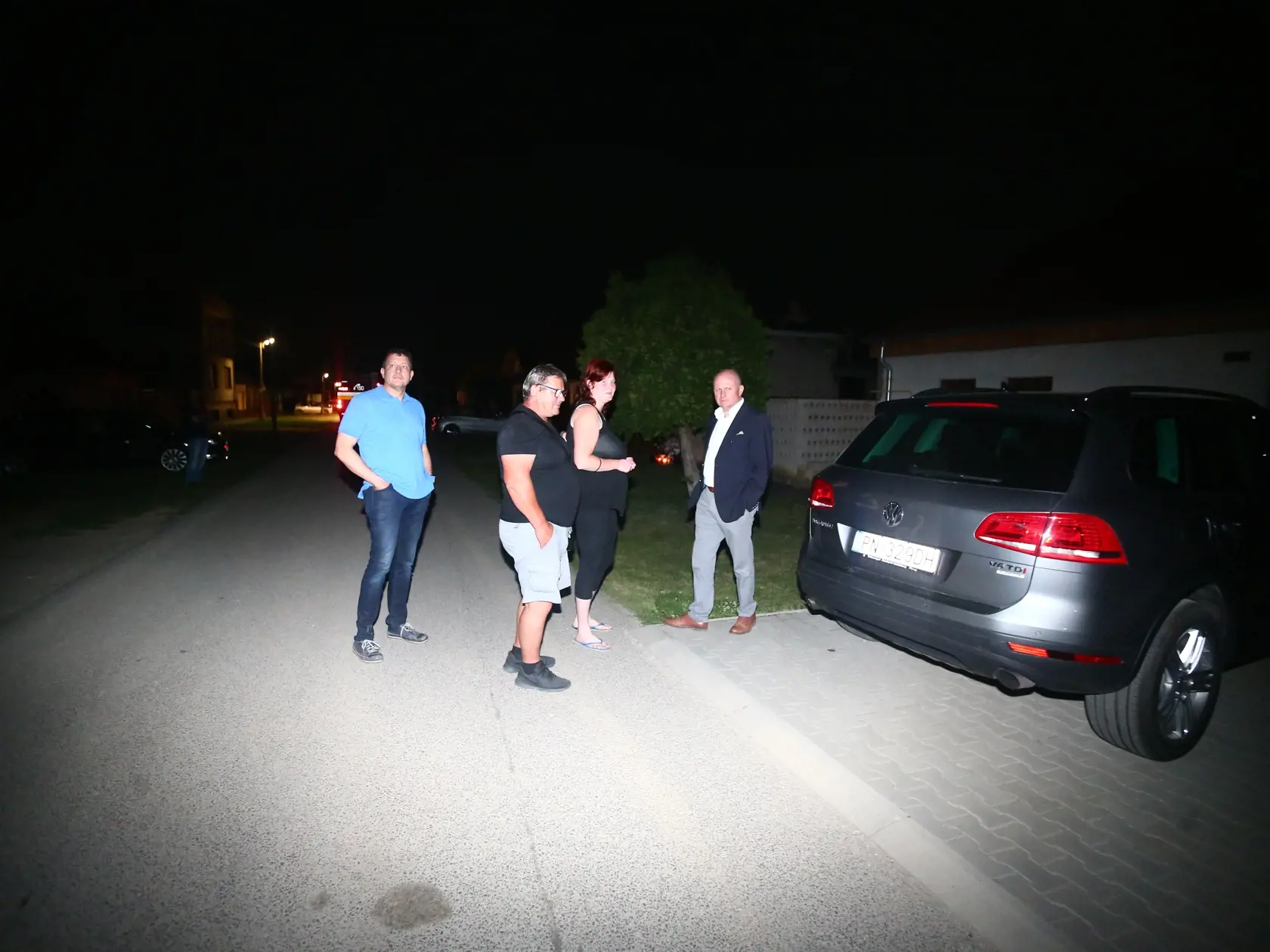 Vyšetrovací pokus pri objasňovaní vraždy Jána Kuciaka a Martiny Kušnírovej vo Veľkej Mači. Na snímke zľava, právnik  Daniel Lipšic, otec Jána Jozef Kuciak a právnik Roman Kvasnica.