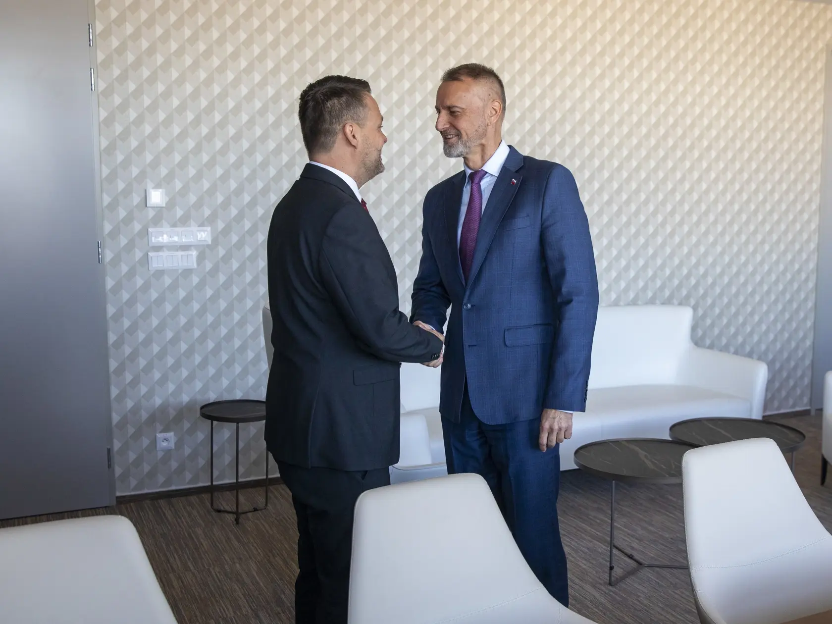 Na snimke je príchod nového ministra investícií, regionálneho rozvoja a informatizácie, MIRRI, Samuela Migaľa.
Úrad odovzdáva Richard Raši.