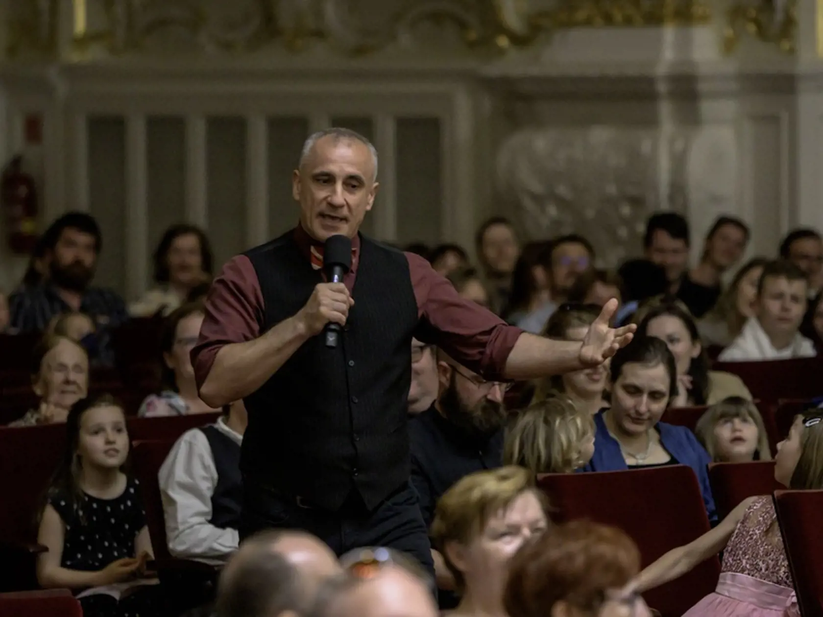 Podarilo sa mu prepojiť najväčšie záľuby – operu a prácu s deťmi. Moderuje koncerty v Slovenskej filharmónii.