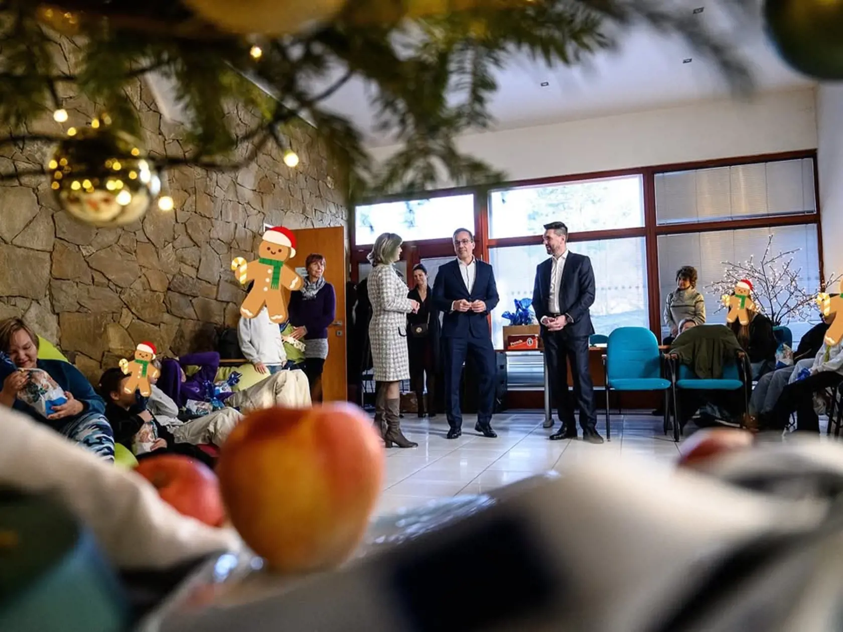 Šéf agrorezortu Richard Takáč (Smer) a minister práce Erik Tomáš (Hlas) spoločne potešili aj detičky v Pezinku. Okrem sladkostí dostali aj zdravé jabĺčka zo slovenských sadov.