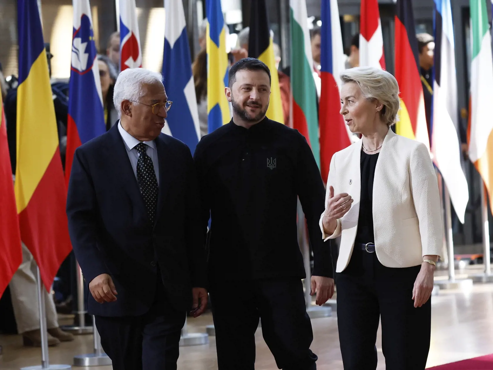 Zľava predseda Európskej rady António Costa, ukrajinský prezident Volodymyr Zelenskyj a predsedníčka Európskej komisie Ursula von der Leyenová prichádzajú na mimoriadny summit EÚ v sídle Európskej rady v Bruseli 6. marca 2025. 