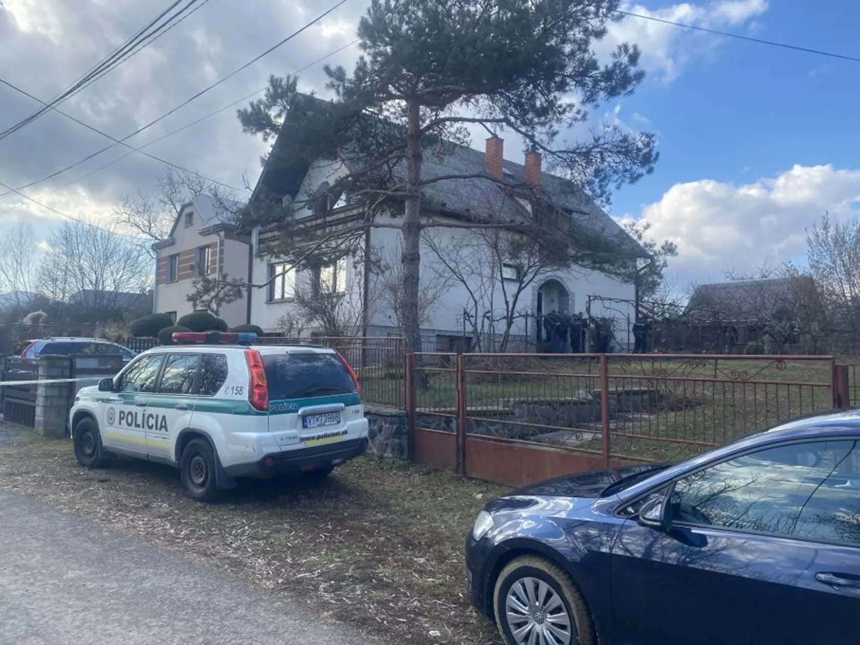 Zásah polícia v rodinnom dome v Sačurove, kde sa muž vyhrážal exmanželke zabitím.