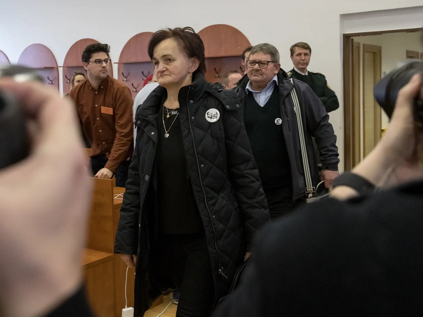 Prvé pojednávanie na Špecializovanom trestnom súde v Pezinku vo veci vraždy investigatívneho novinára Jána Kuciaka a jeho snúbenice Martiny Kušnírovej. Na snímke sú rodičia Jána Kuciaka, matka Jana Kuciaková a otec Jozef Kuciak.