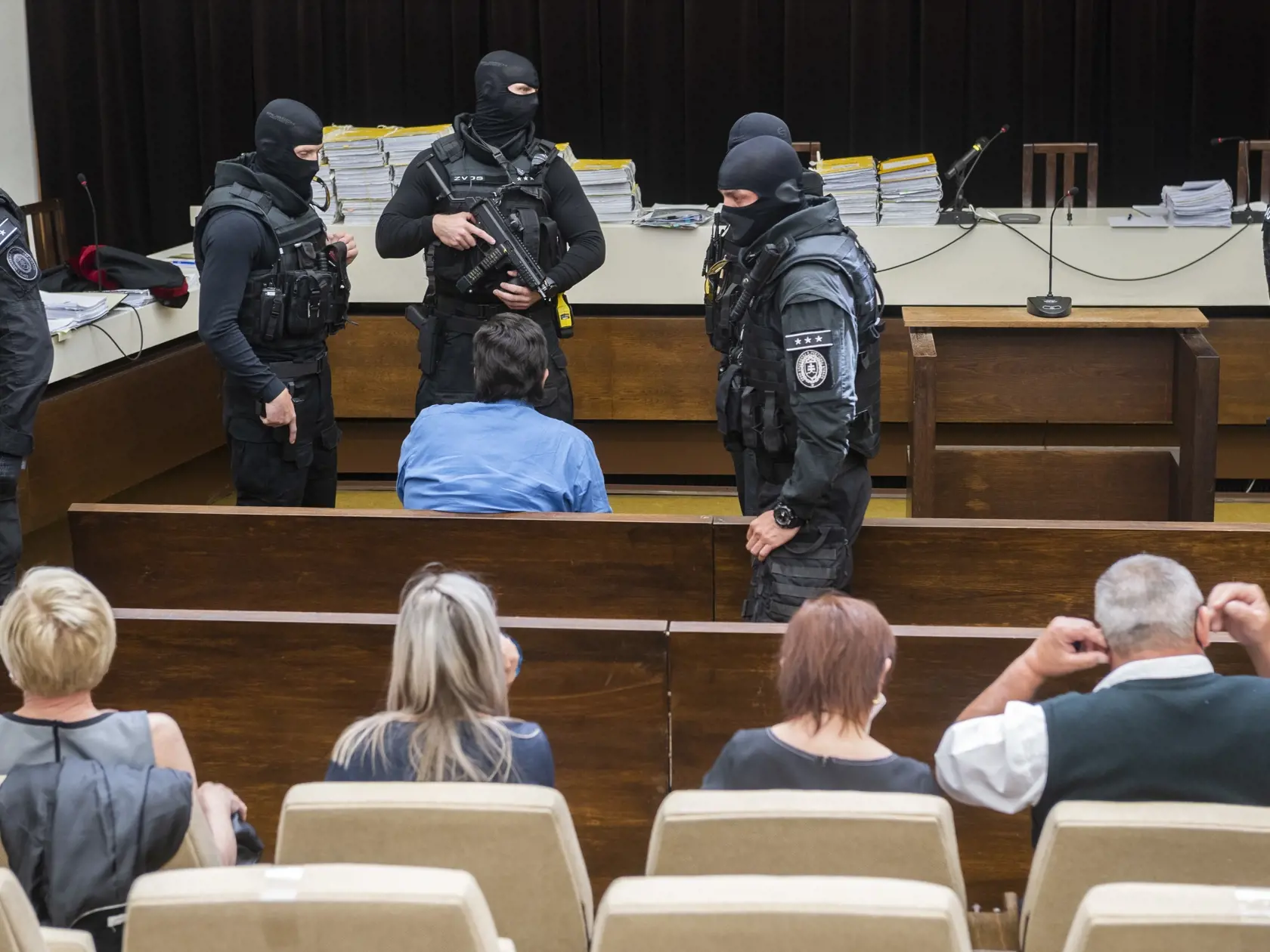 Na snímke v popredí chrbtom sprava Jozef a Jana Kuciakoví, rodičia zavraždeného Jána Kuciaka, chrbtom vľavo Zlatica Kušnírová, matka zavraždenej Martiny Kušnírovej a v pozadí uprostred obžalovaný Marian K. počas verejného zasadnutia na Najvyššom súde SR v kauze vraždy Jána Kuciaka a jeho snúbenice Martiny Kušnírovej v Bratislave 15. júna 2021.