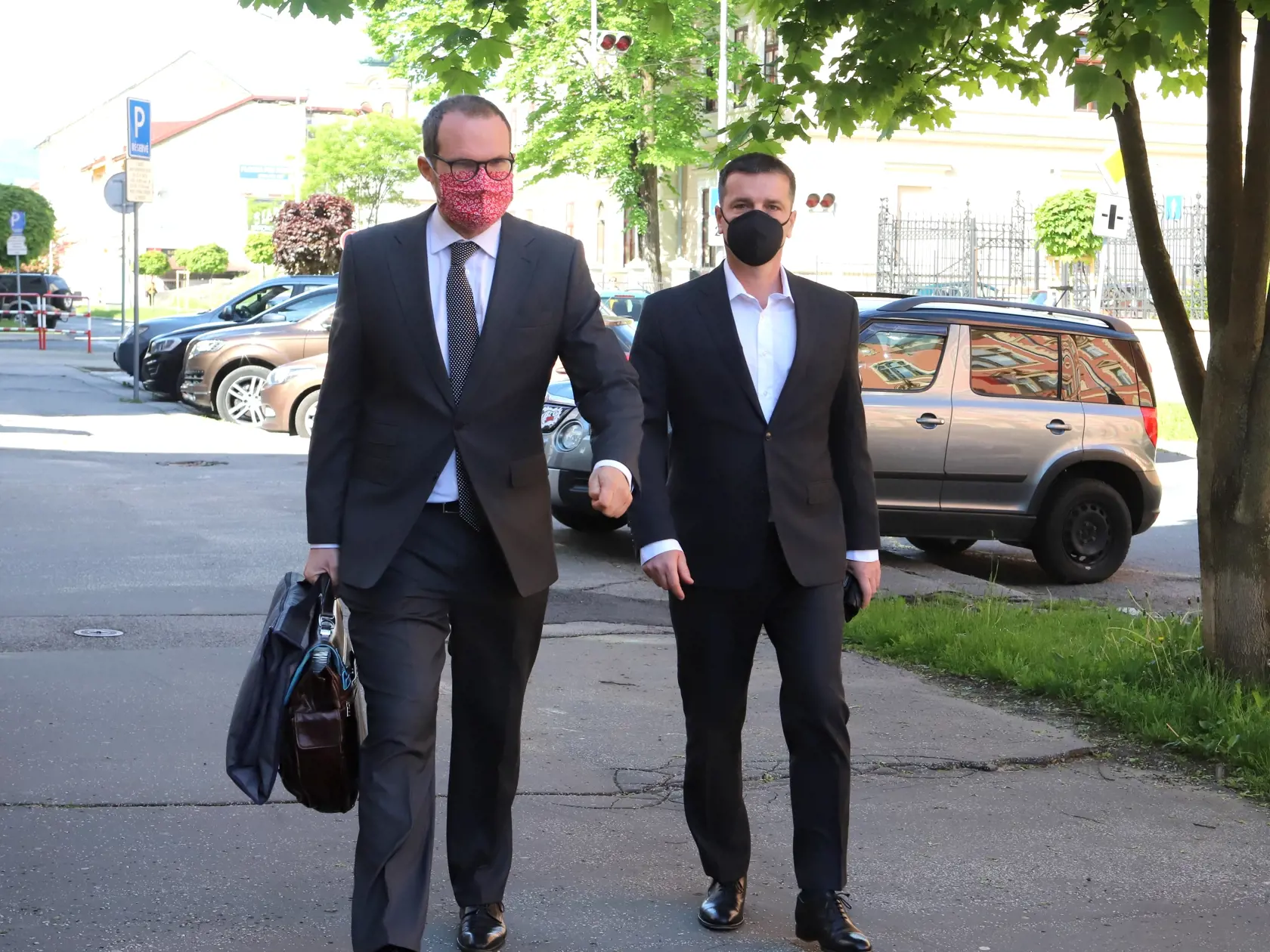 Na snímke zľava obhajca Peter Kubina a bývalý námestník riaditeľa SIS Boris B. prichádzajú na Špecializovaný trestný súd (ŠTS) v Banskej Bystrici 27. mája 2021. Boris B. bol zadržaný v rámci akcie Judáš zo začiatku decembra 2020. Medzi obvinenými boli v tomto prípade aj bývalý prezident Policajného zboru (PZ) Milan Lučanský, ďalší bývalý predstaviteľ SIS Peter G. a bývalí vysokopostavení funkcionári PZ a finančnej správy.