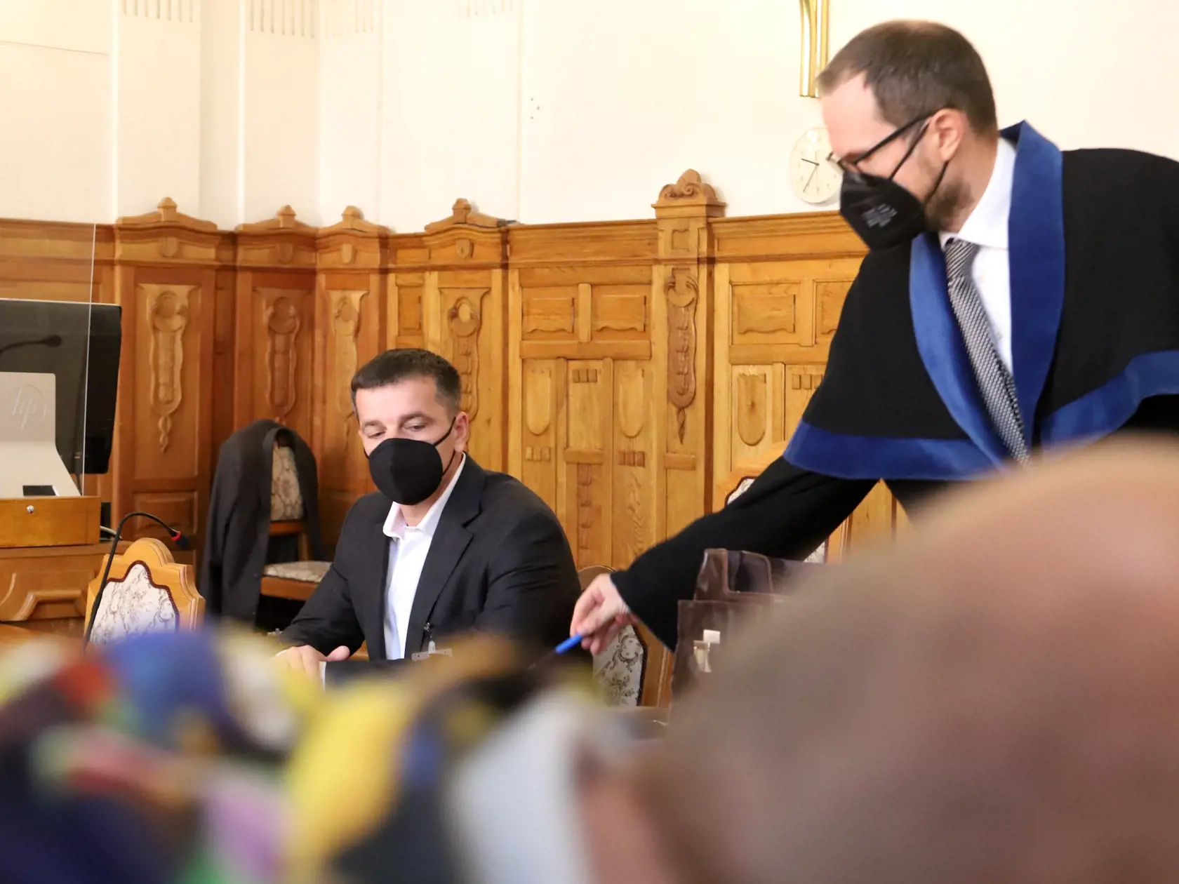 Na snímke zľava bývalý námestník riaditeľa SIS Boris B. a obhajca Peter Kubina na Špecializovanom trestnom súde v Banskej Bystrici 27. mája 2021.  Boris B. bol zadržaný v rámci akcie Judáš zo začiatku decembra 2020. Medzi obvinenými boli v tomto prípade aj bývalý prezident Policajného zboru (PZ) Milan Lučanský, ďalší bývalý predstaviteľ SIS Peter G. a bývalí vysokopostavení funkcionári PZ a finančnej správy.