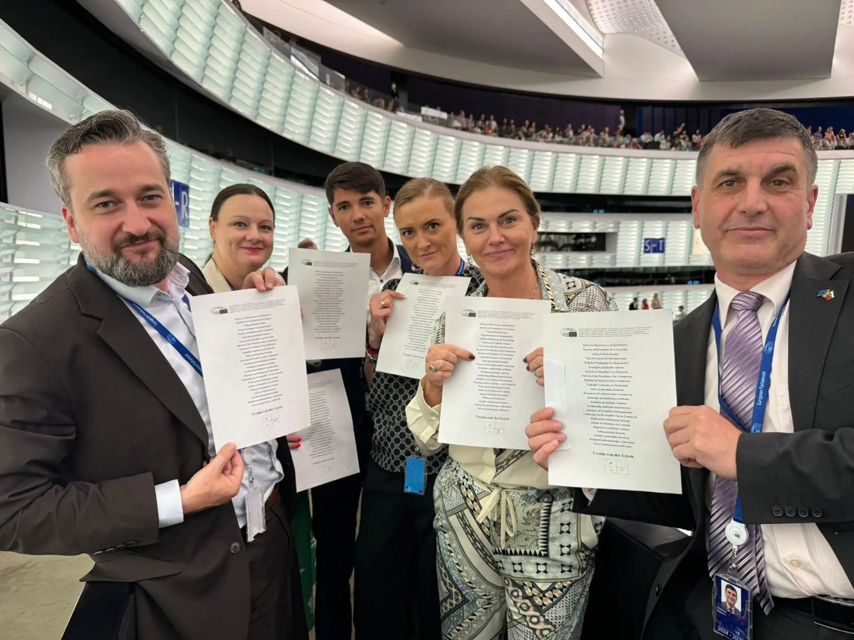 Zľava Ľuboš Blaha, Katarína Roth Neveďalová, Erik Kaliňák,  Judita Laššáková, Monika Beňová a Branislav Ondruš je šestica europoslancov z kandidátky najsilnejších vládnych strán, ktorých si občania zvolili v júnových eurovoľbách. „Celá naša delegácia Smerákov a Hlasákov hlasovala PROTI Ursule von der Leyenovej.  Žiaľ, nestačilo to," napísal k fotografii Blaha 18. júla 2024.