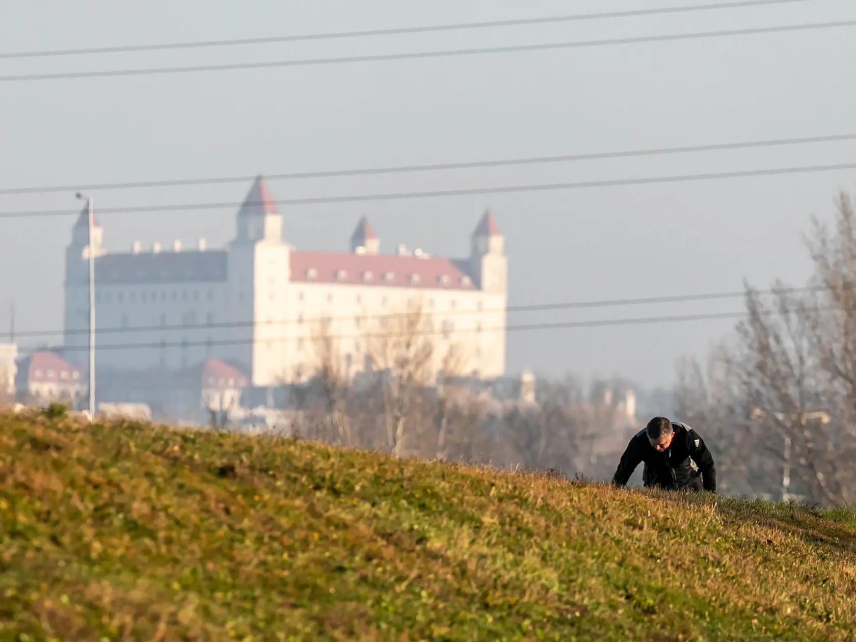 Na snímke je poslanec NRSR a predseda politickej strany SMER-SD Robert Fico ako športuje na hrádzi pri hraničnom prechode Berg. 