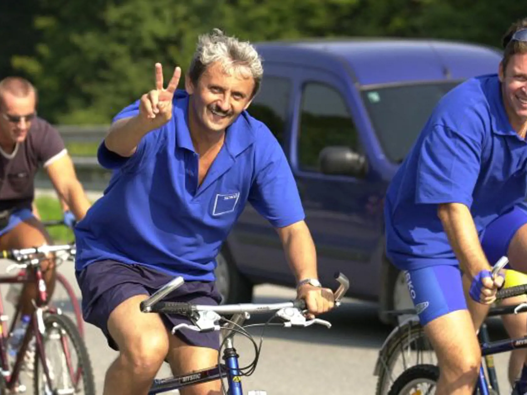 Bývalý premiér SR Mikuláš Dzurinda je tiež milovník športu. Niekedy sa venuje cyklistike.