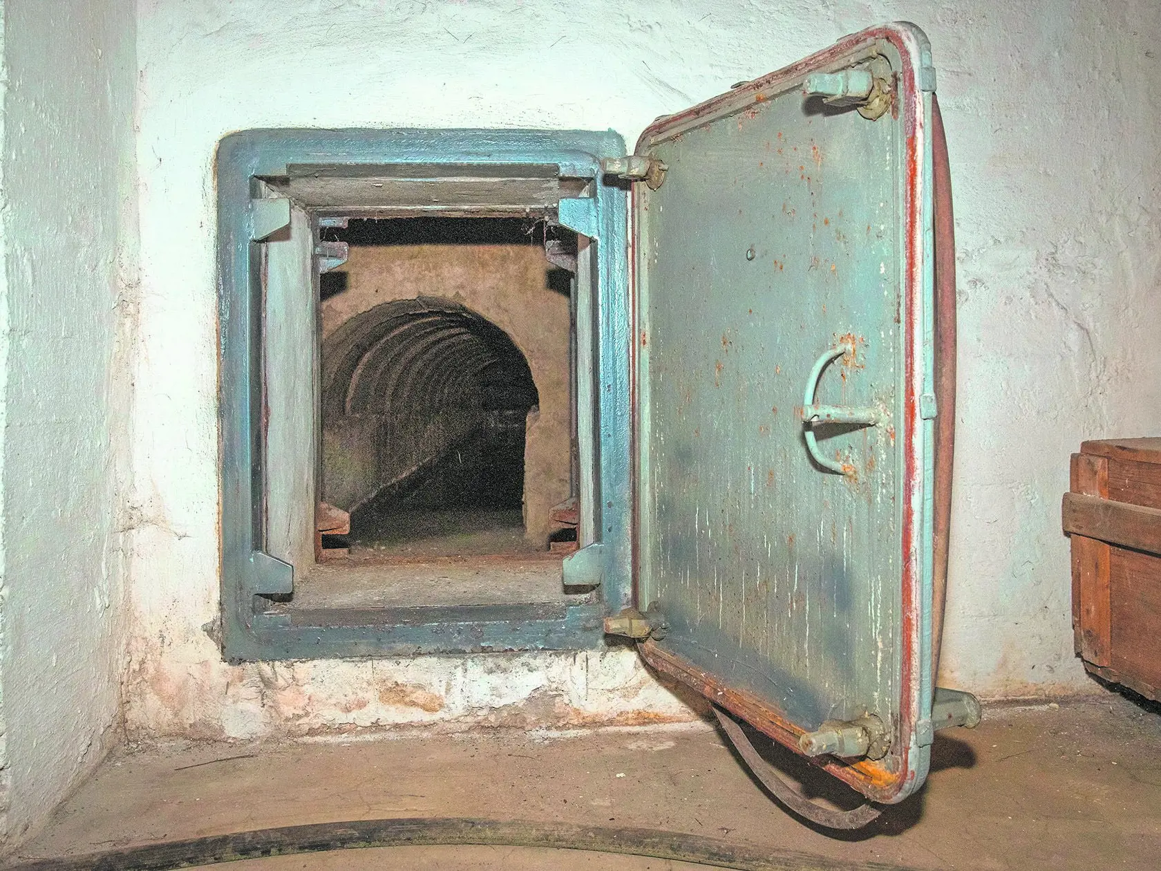 Odolný kryt civilnej ochrany MILETIČOVA BRATISLAVA: Výlezový otvor, ktorý slúži ako únikový východ.